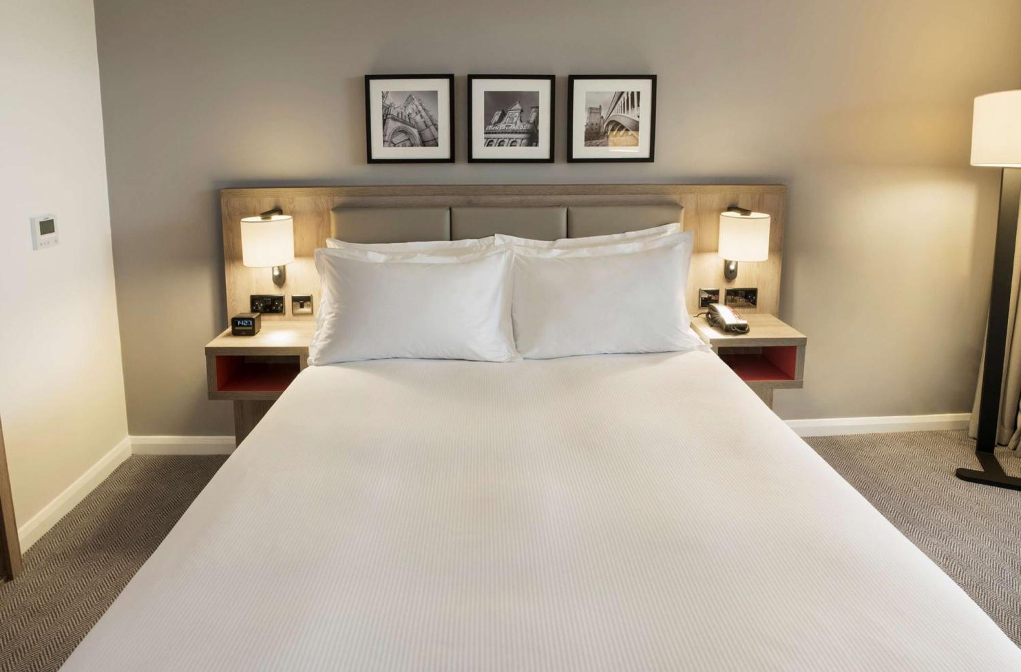 Chambre Lit King-Size avec Vue sur le Stade