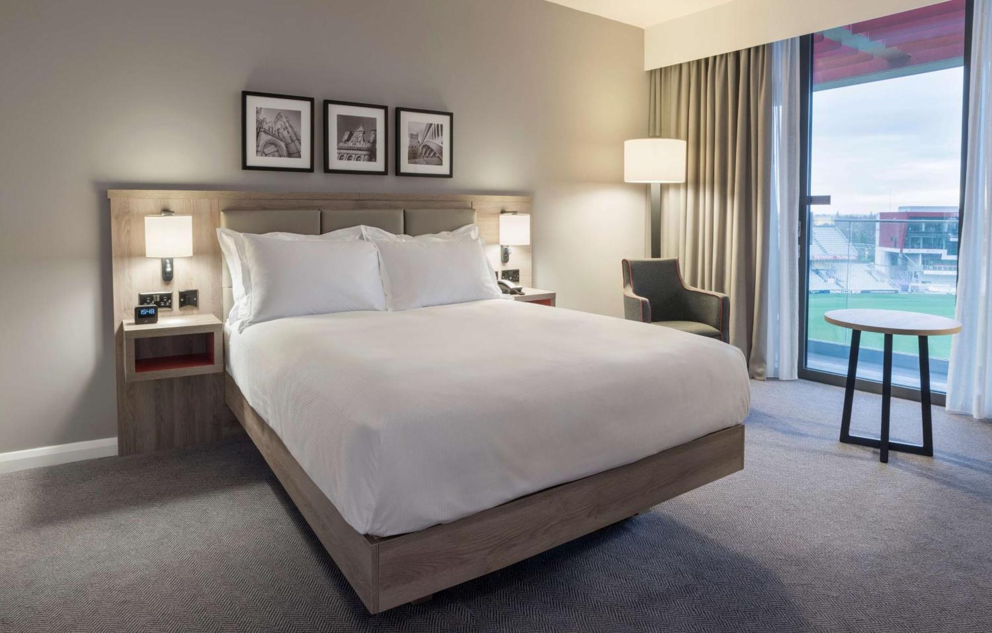 Chambre Lit King-Size de Luxe - Vue sur Stade