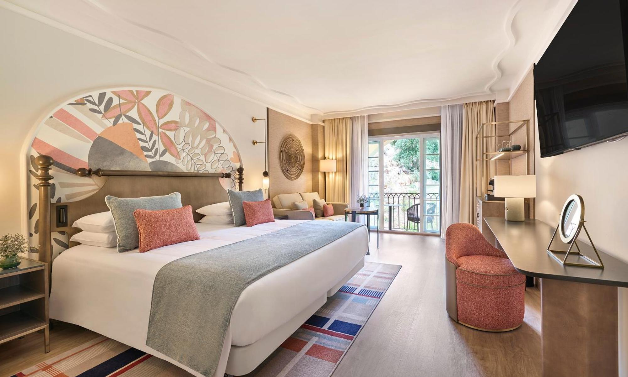 Habitación con cama extragrande, gran terraza, vistas al golf y acceso al Grand Club
