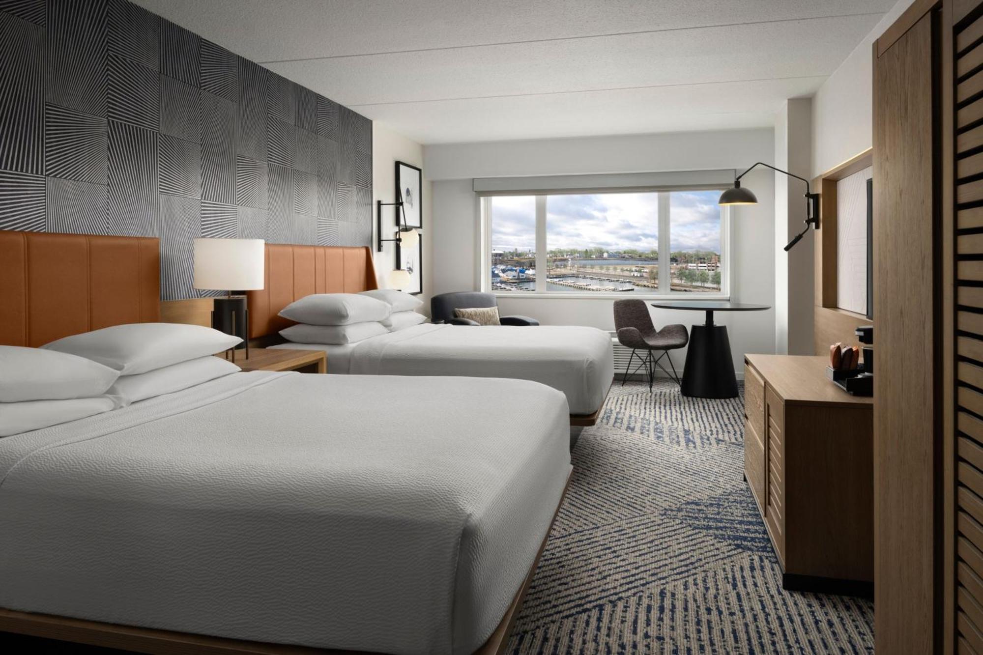 Club lounge access, Guest room, 2 Queen, Marina view