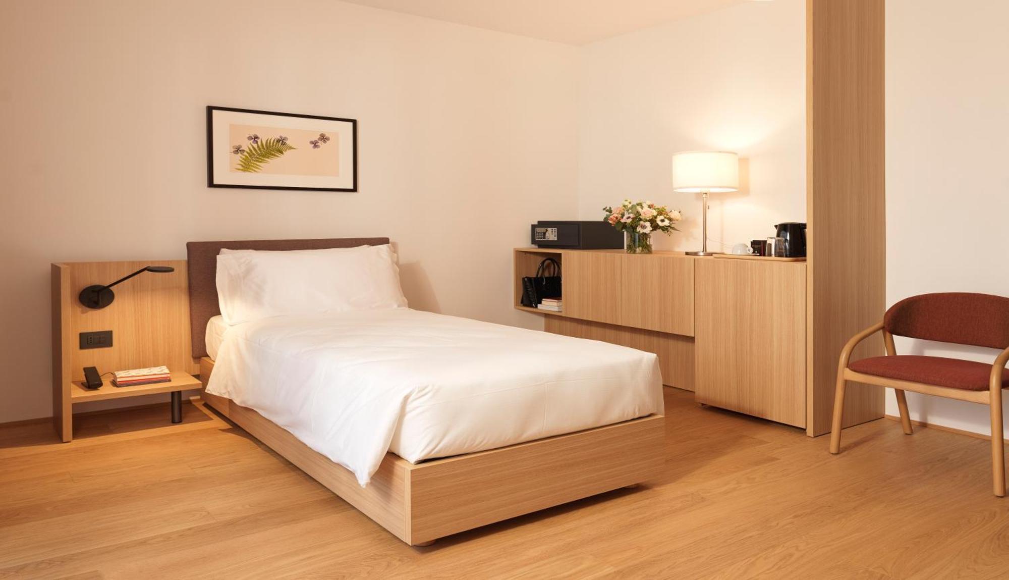 Large Single Room,1519026409:JPEG