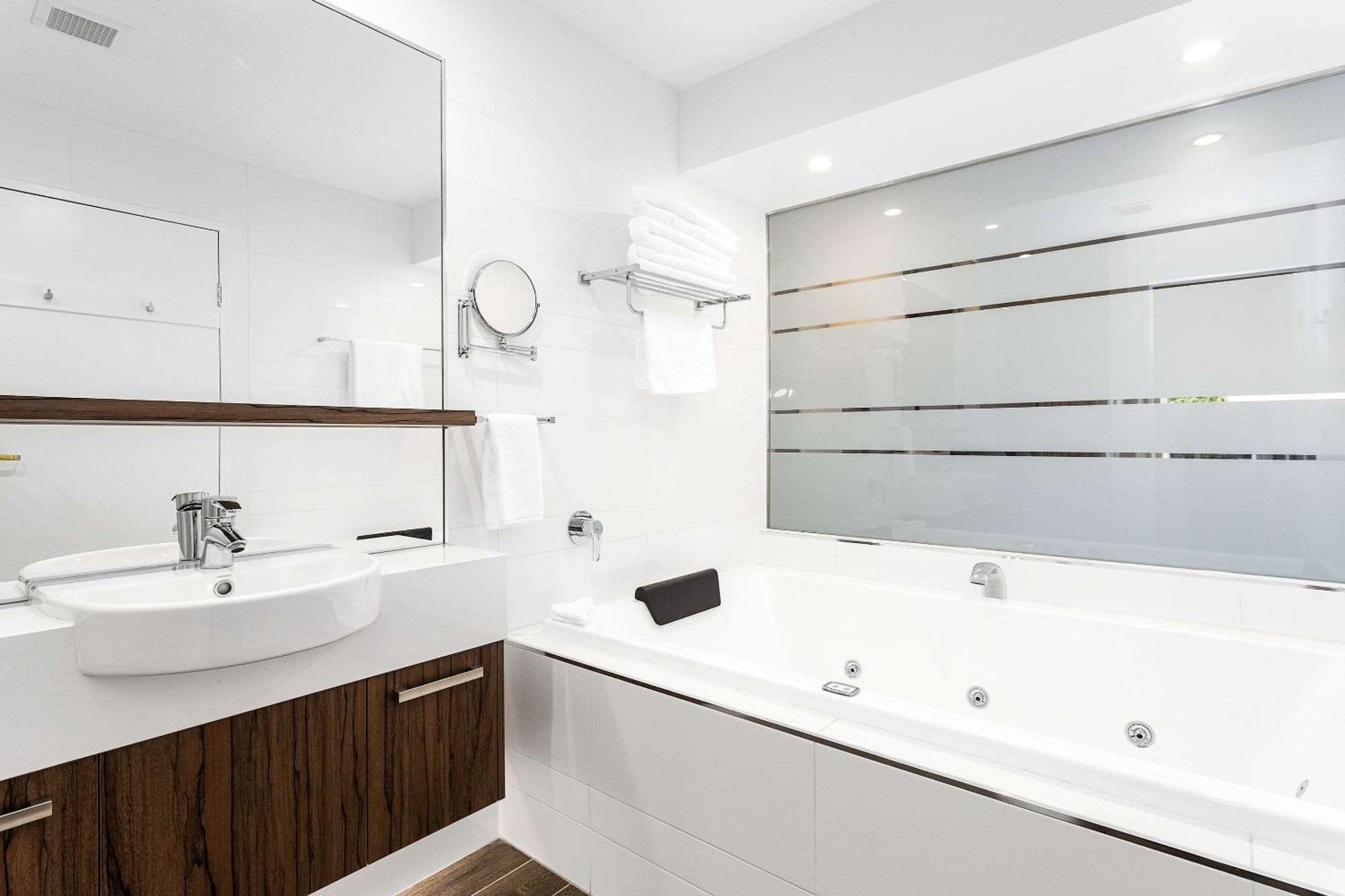 Queen Room with Whirlpool - Non Smoking/Interior Corridor