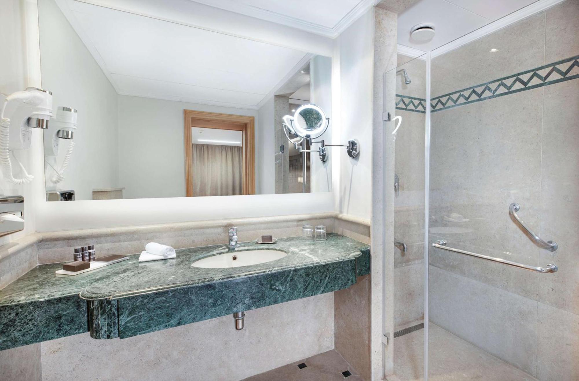Classic Zimmer mit Kingsize-Bett und Blick auf den Innenhof