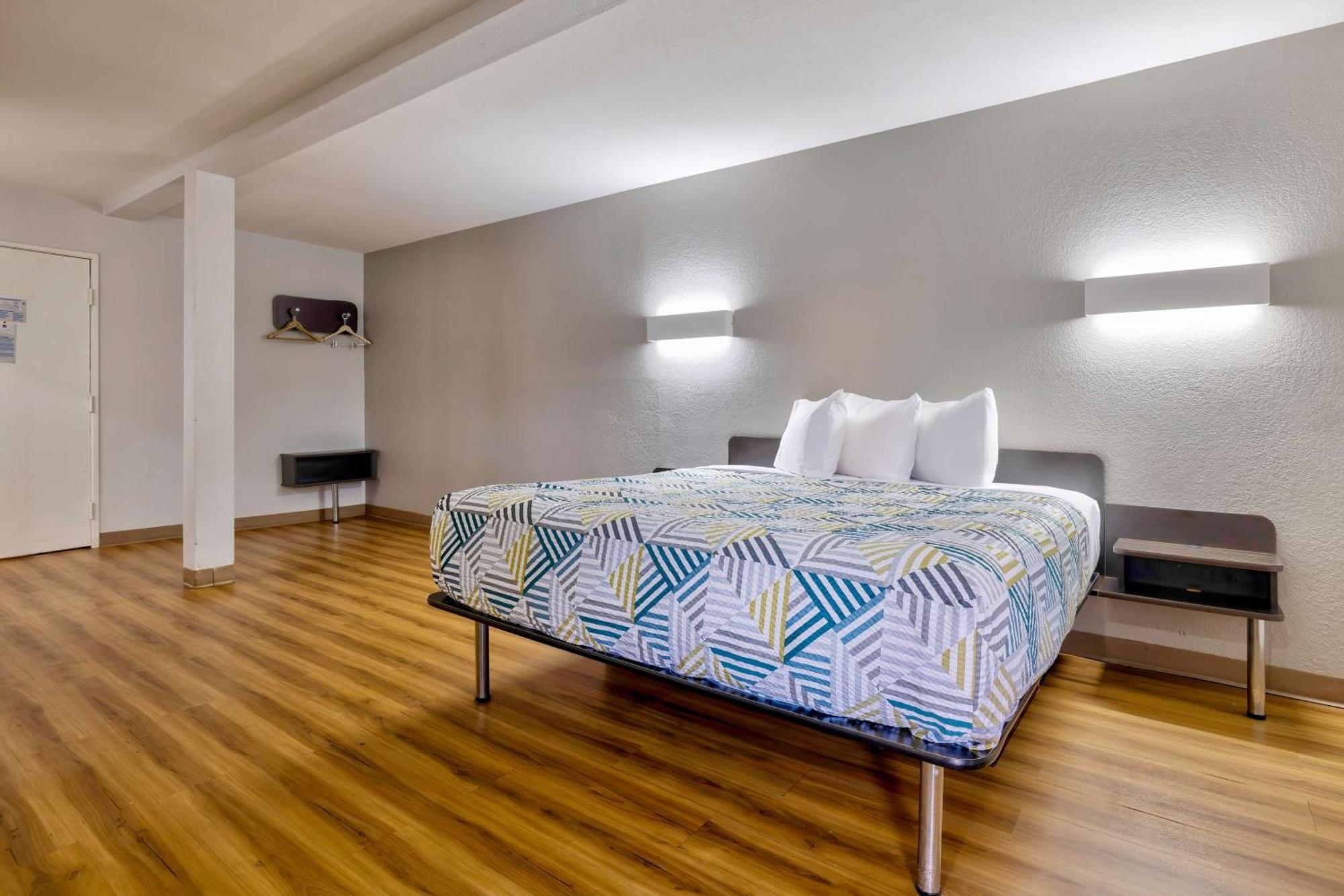 1 King Bed 