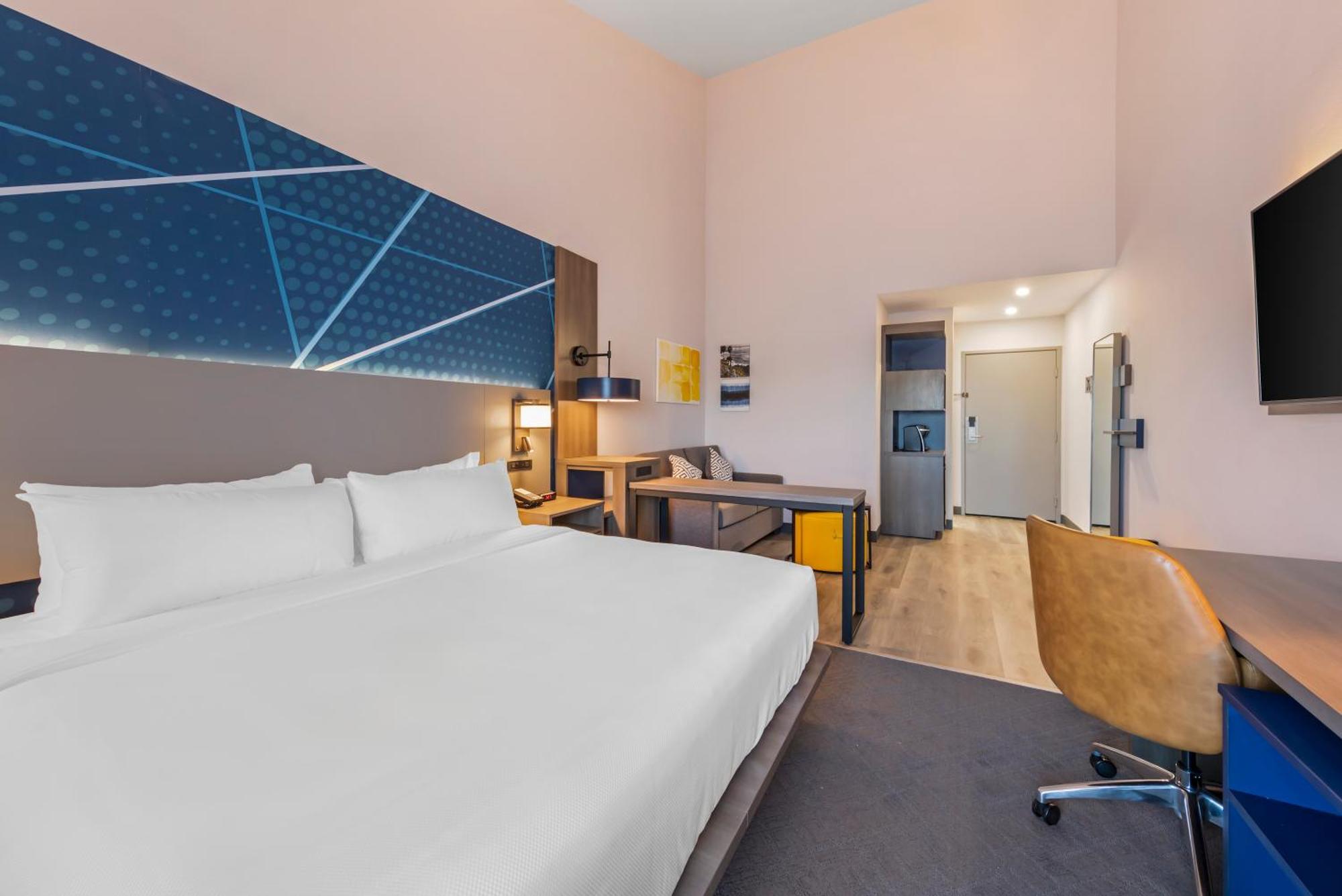 Suite, 1 King Bed with Sofa Bed, Non Smoking, Balcony