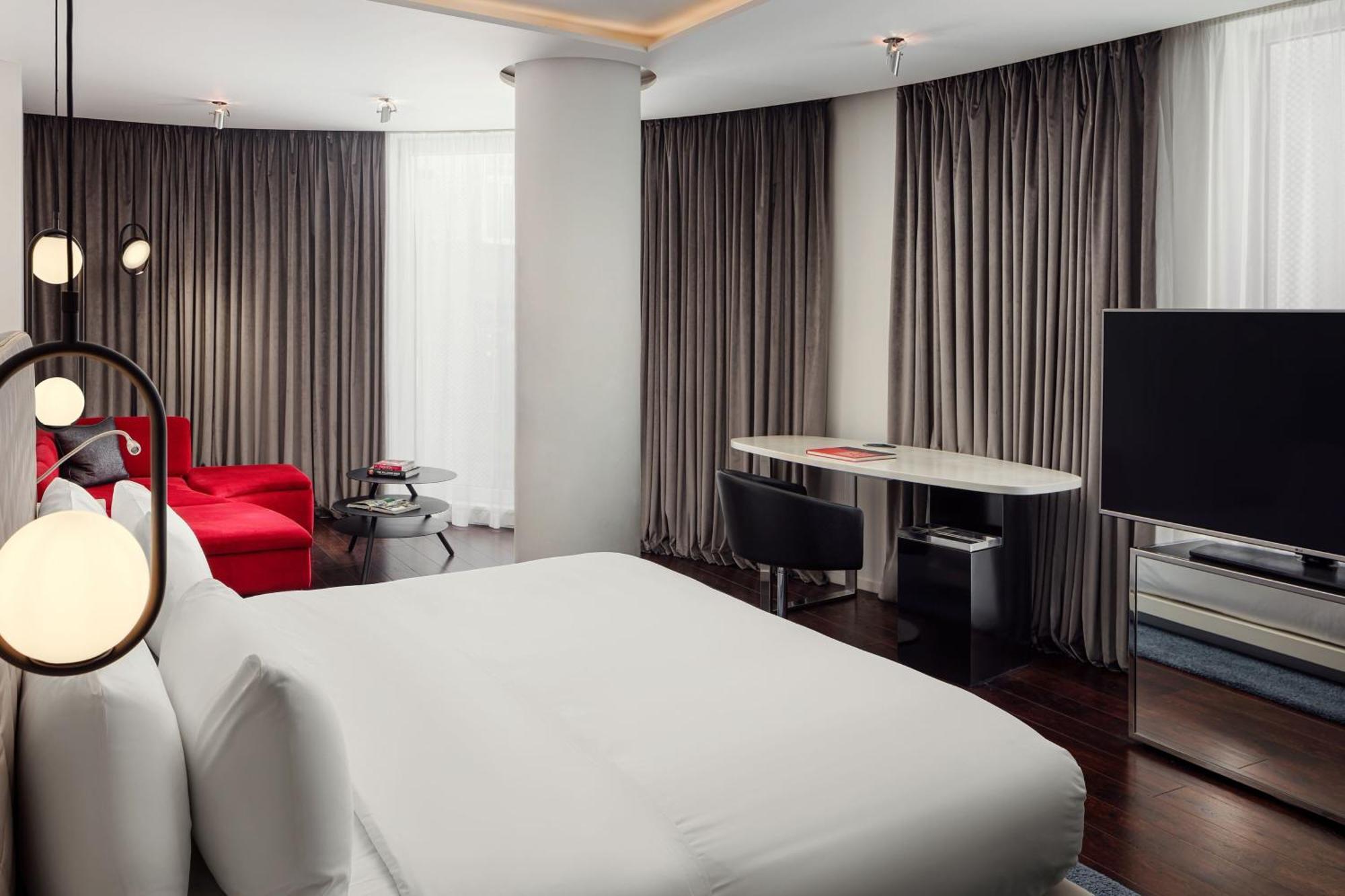 Deluxe Corner Studio Suite One King Bed Sitting Area,1634414655:JPEG