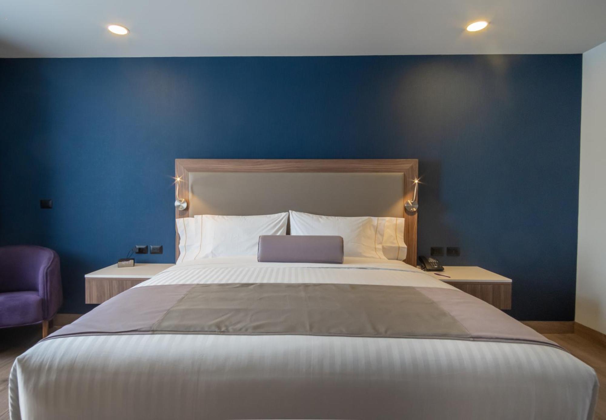 Habitación Deluxe con cama extragrande, balcón y vistas a la ciudad