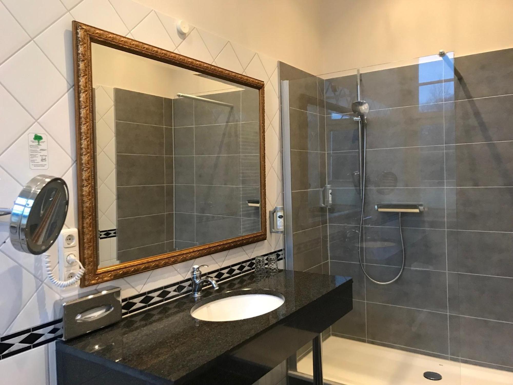 Small Suite,1537486807:JPEG