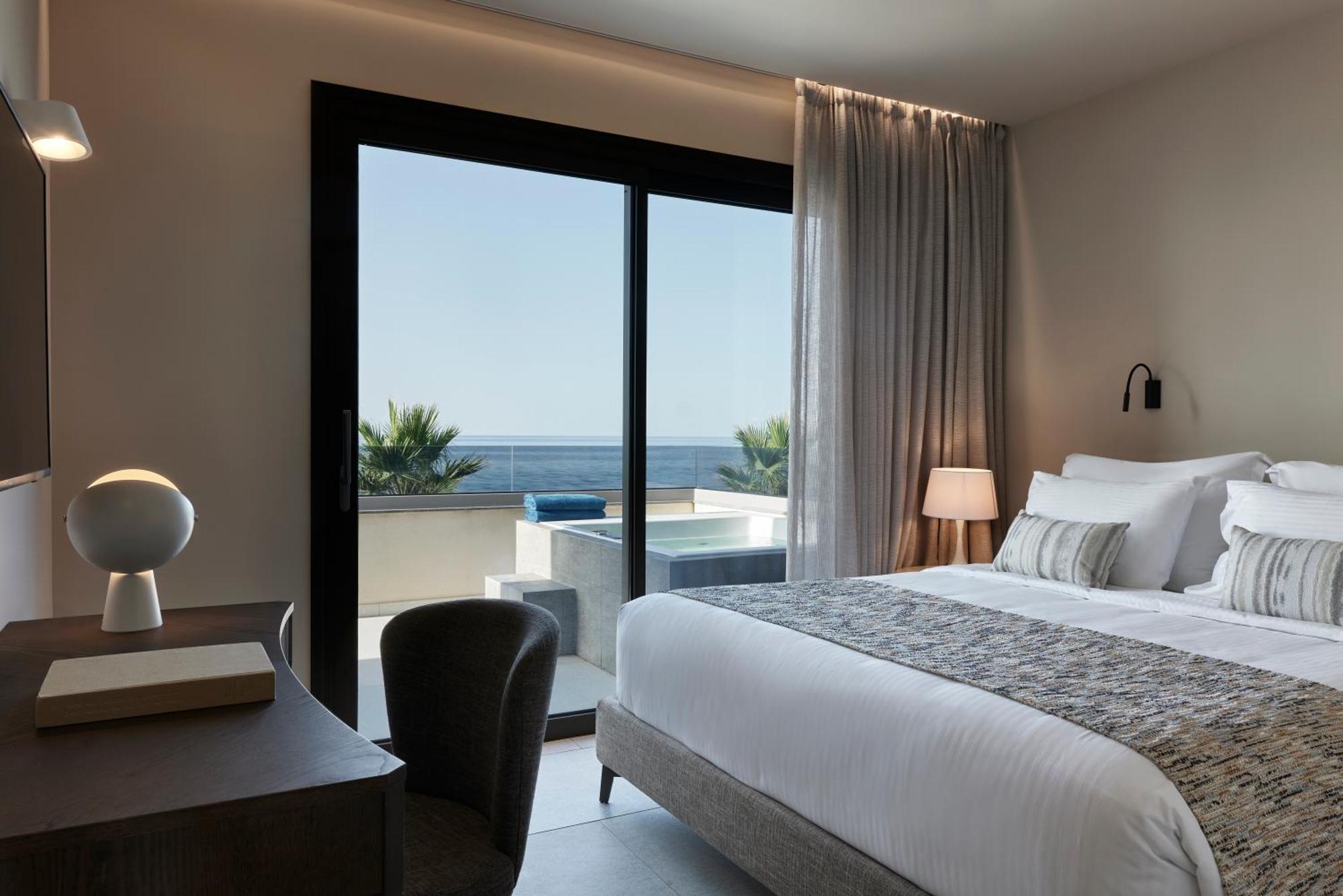 Executive Suite Sea Front Outdoor Jacuzzi,1589723416:JPEG