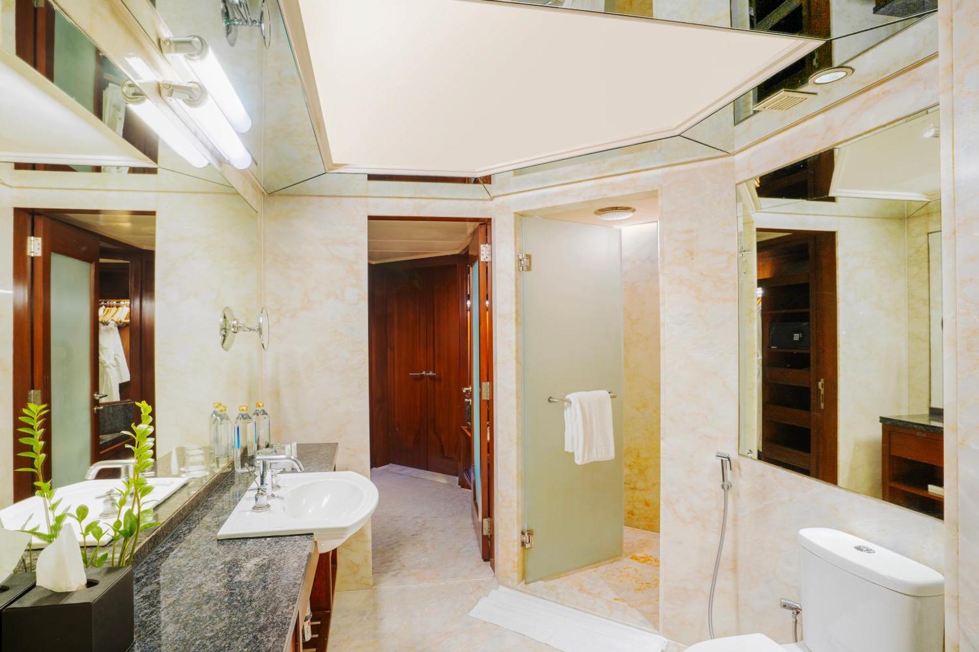 Executive Lake View King with Bathtub & Lounge Access