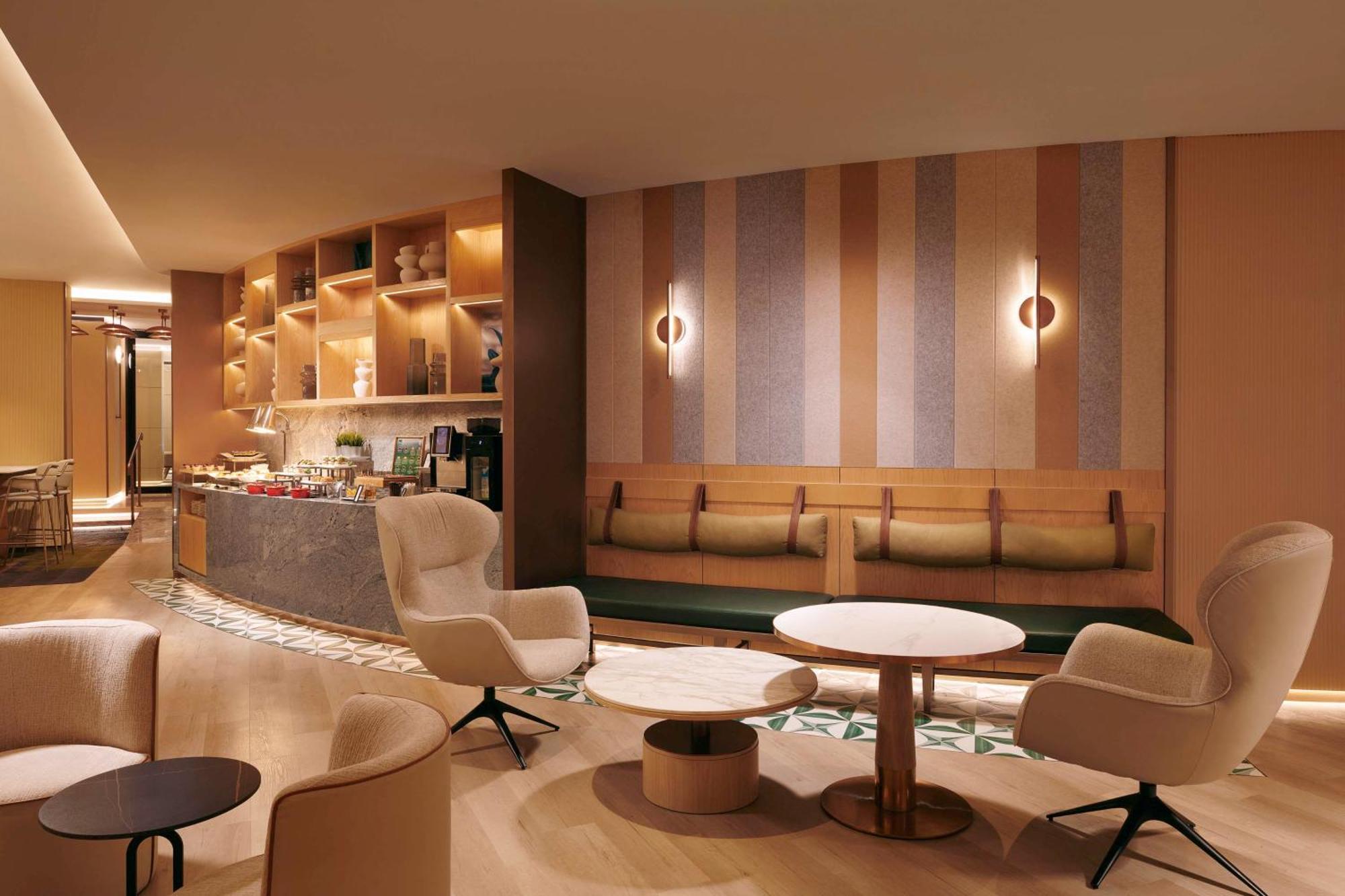 Deluxe King Suite - Lounge Access