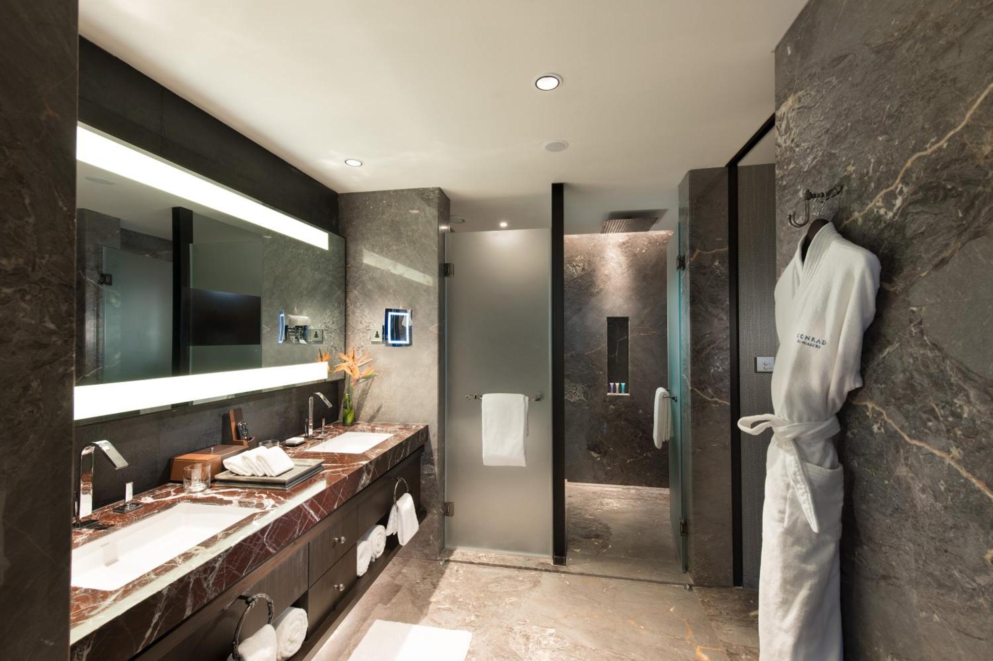 Premium Queen High floor Lakeview with Bathtub
