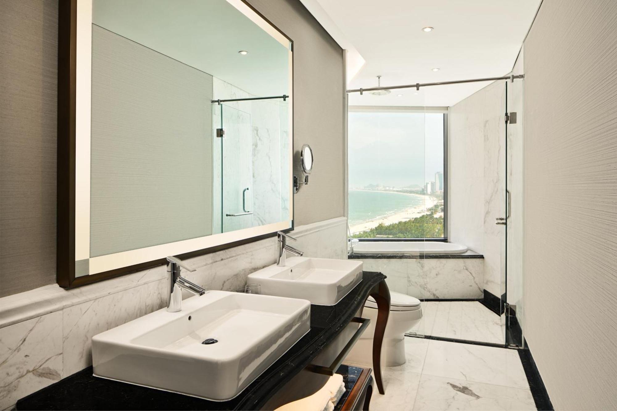 Corner Suites, 1 Bedroom Suite, 1 King, Ocean view, Balcony, Bathtub