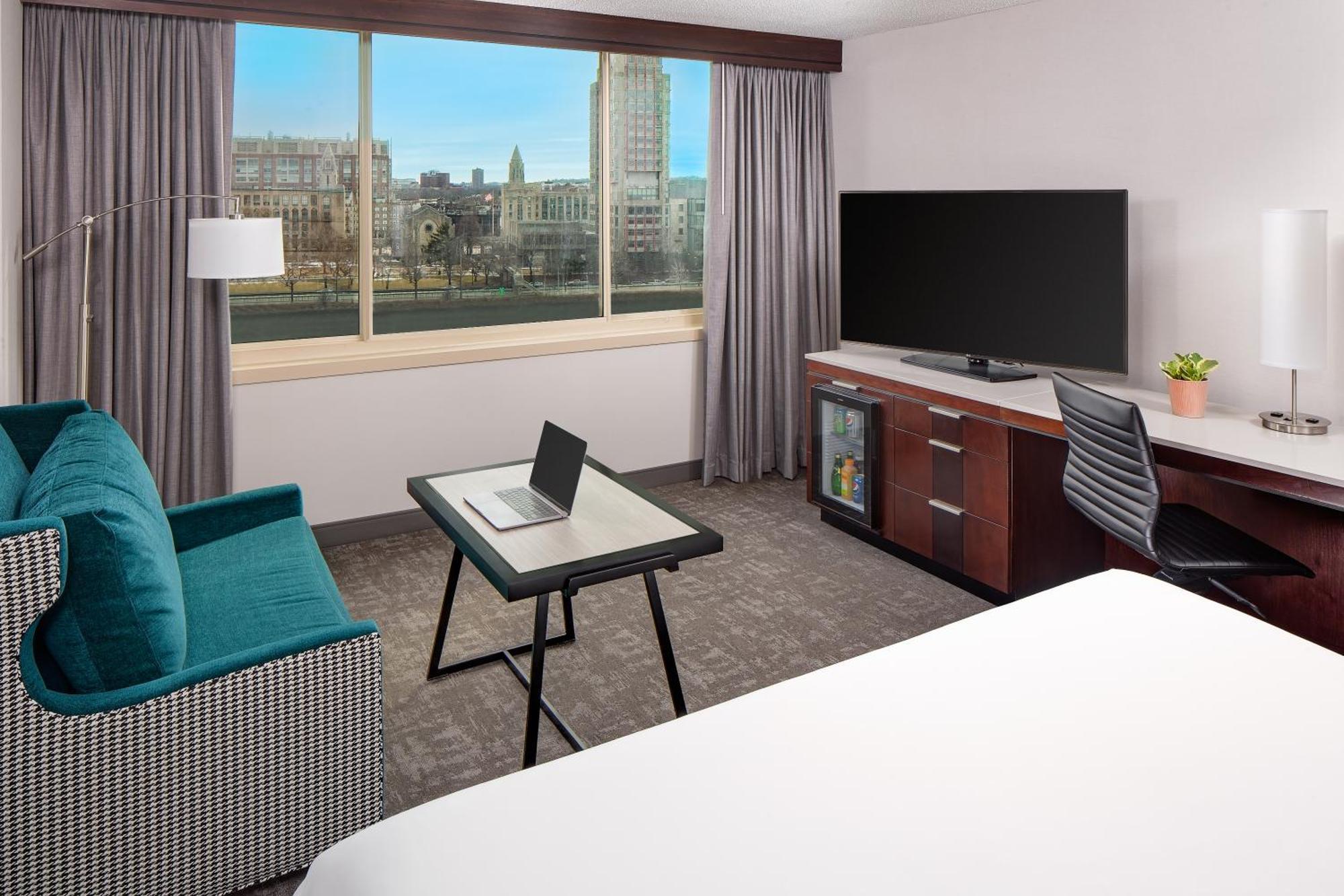 Zimmer mit Kingsize-Bett und Flussblick
