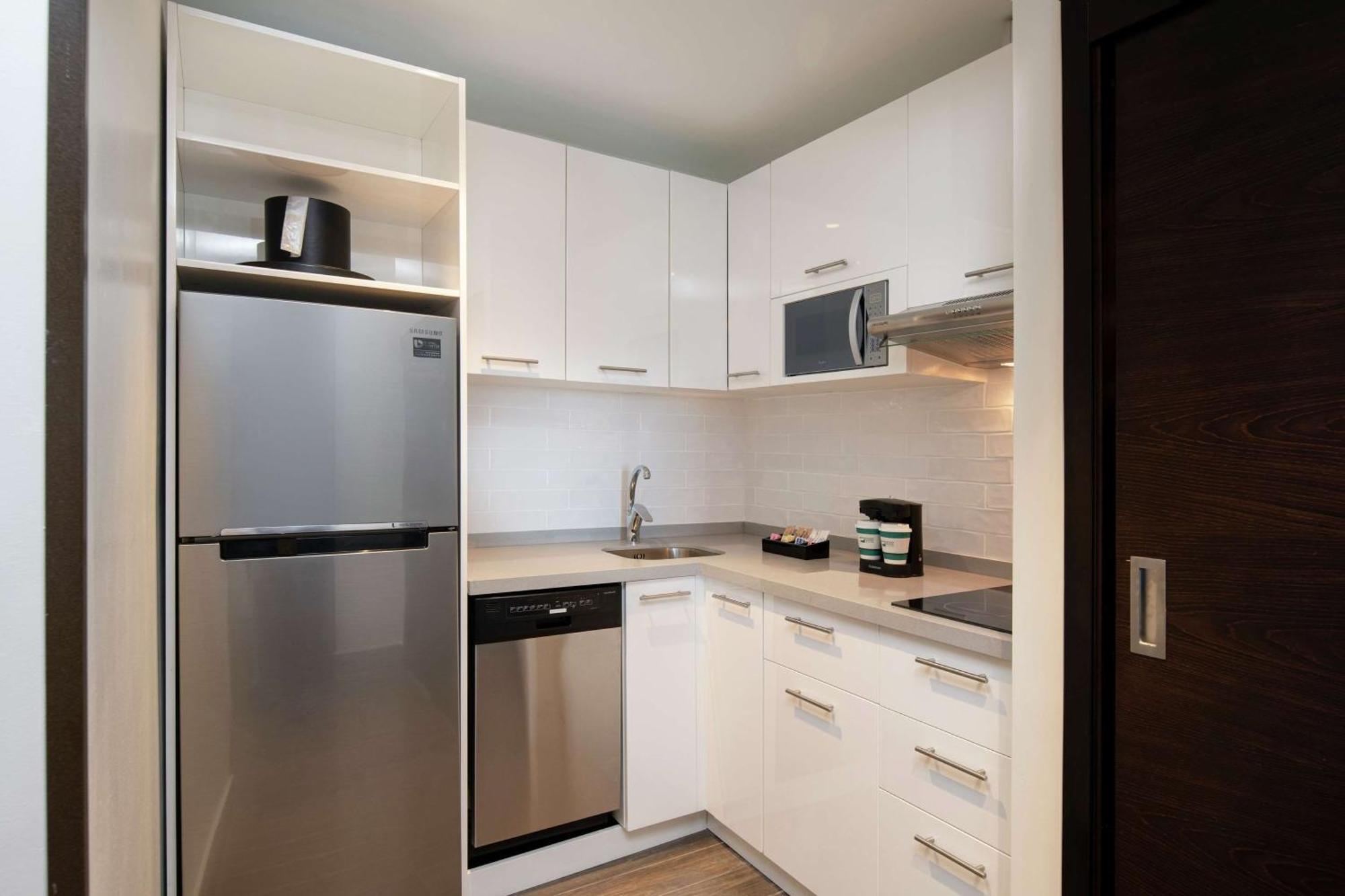 Queen Corner Studio City View