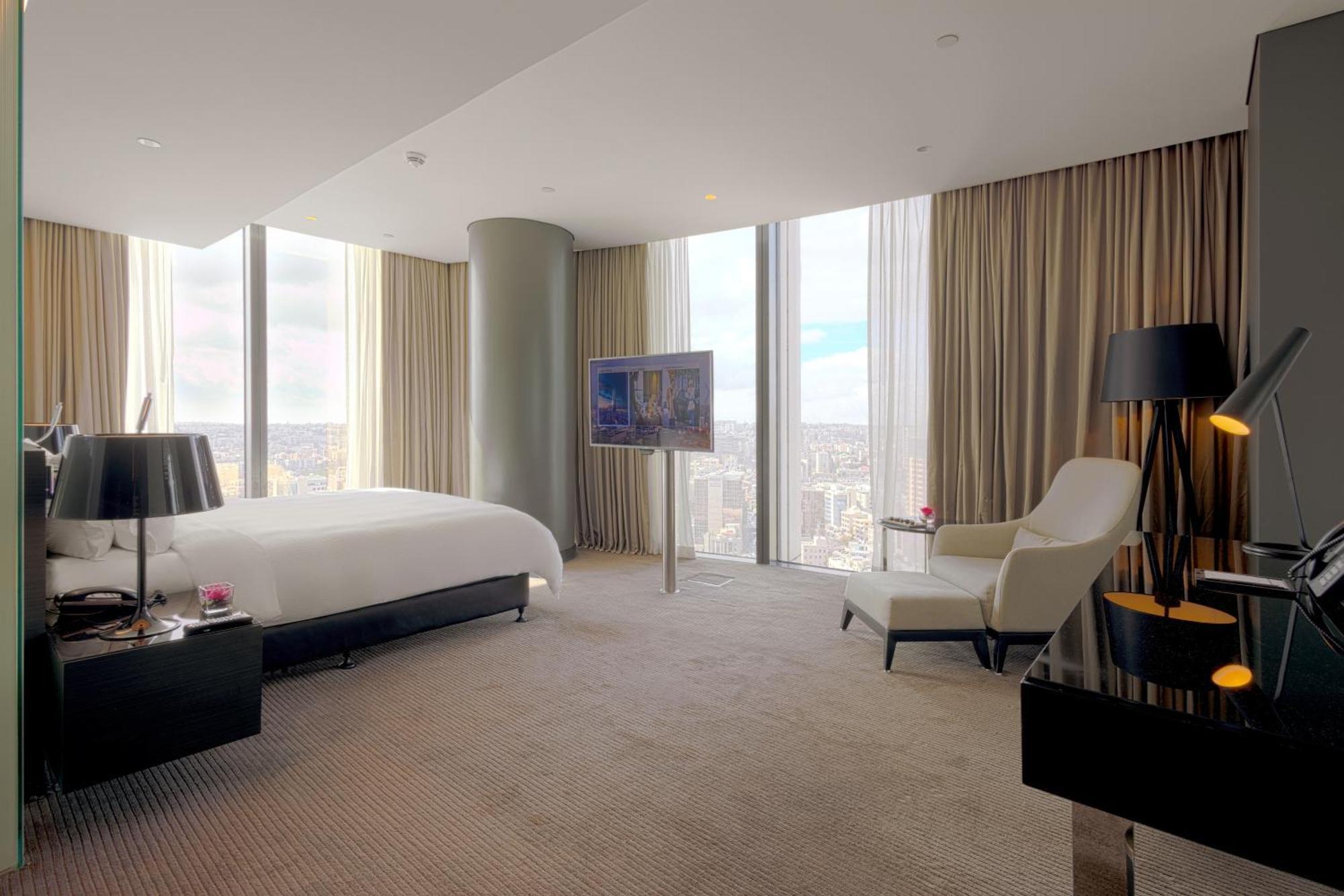 Large Corner Room King Bed City View