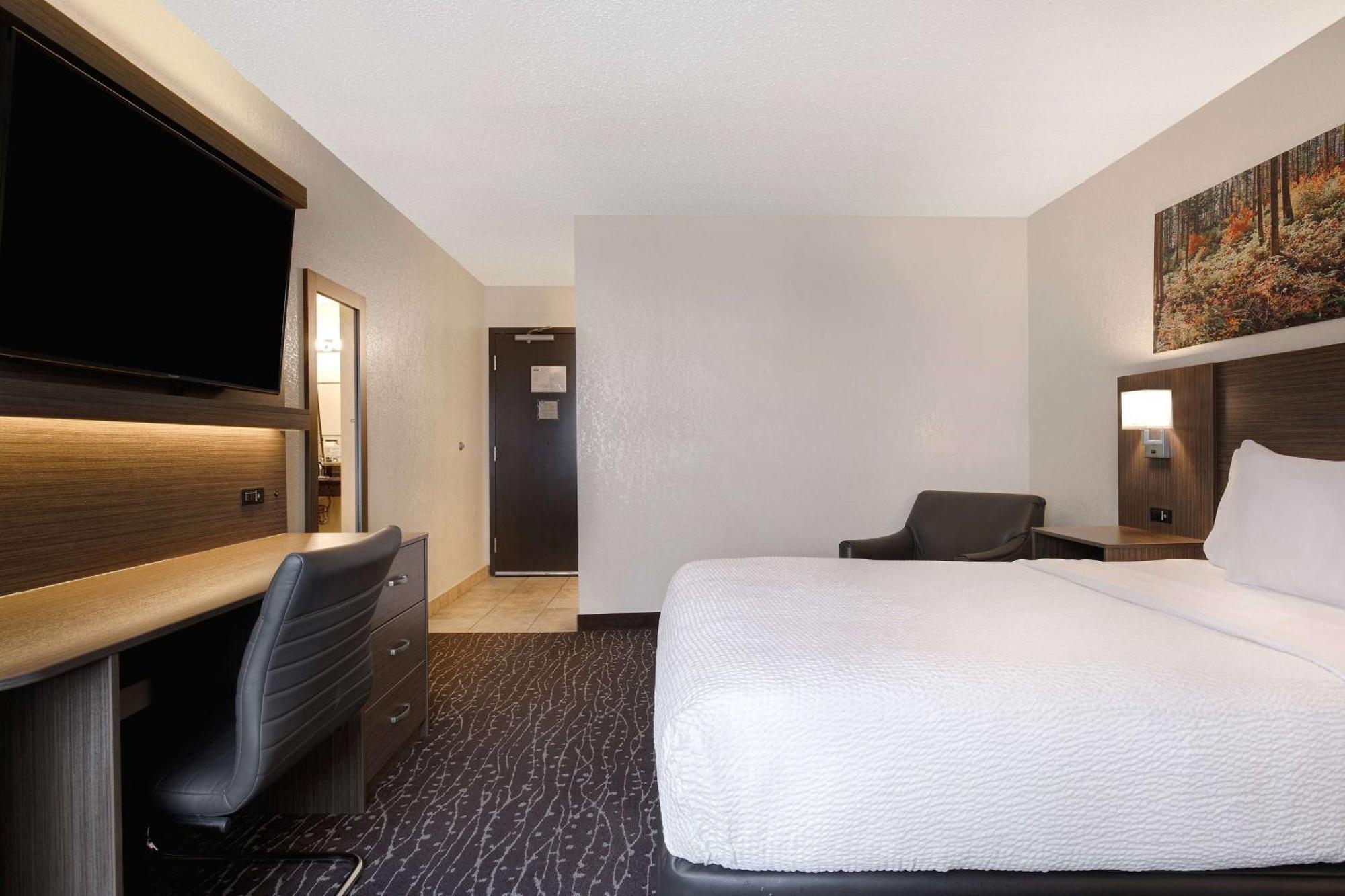 Queen Room with Two Queen Beds, Mobility Access and Bathtub with Grab Bars, Non-Smoking