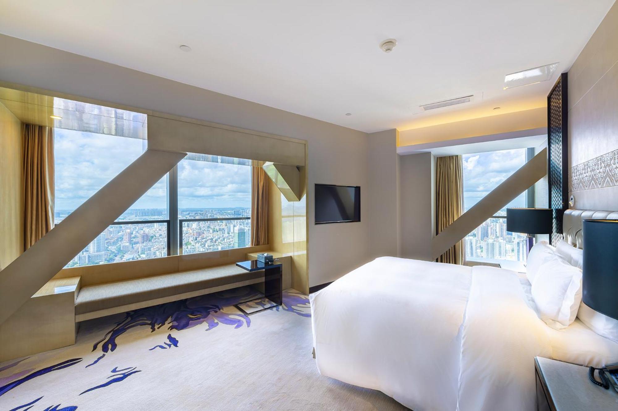 Ocean View Deluxe King Suite with Lounge Access