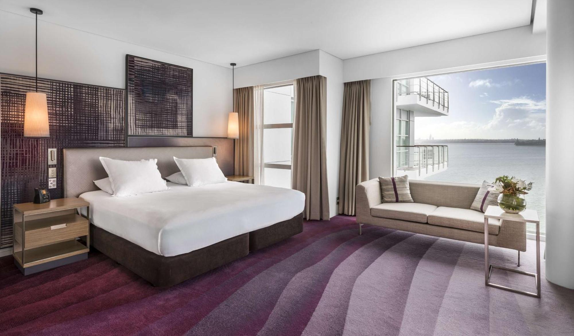 Deluxe Zimmer mit Kingsize-Bett und schönem Hafenblick