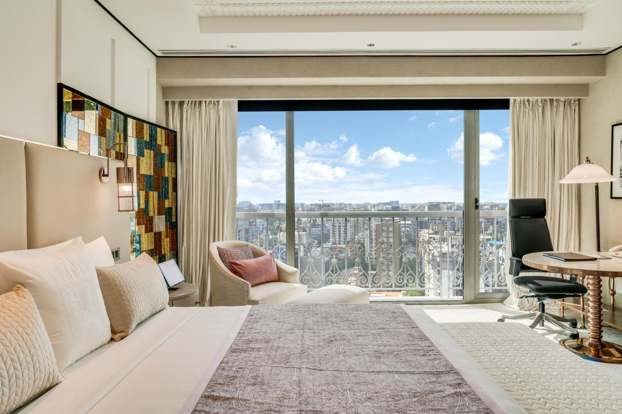 Executive Club King Room City View