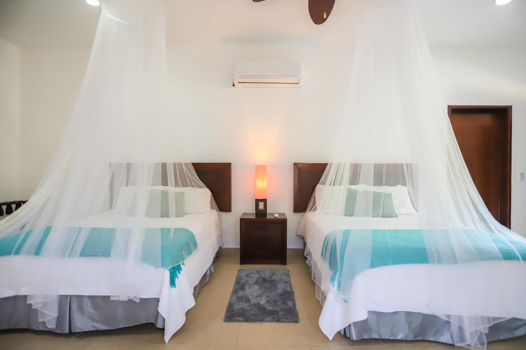 Master Suite Room with Two Queen Beds with Hot Tub
