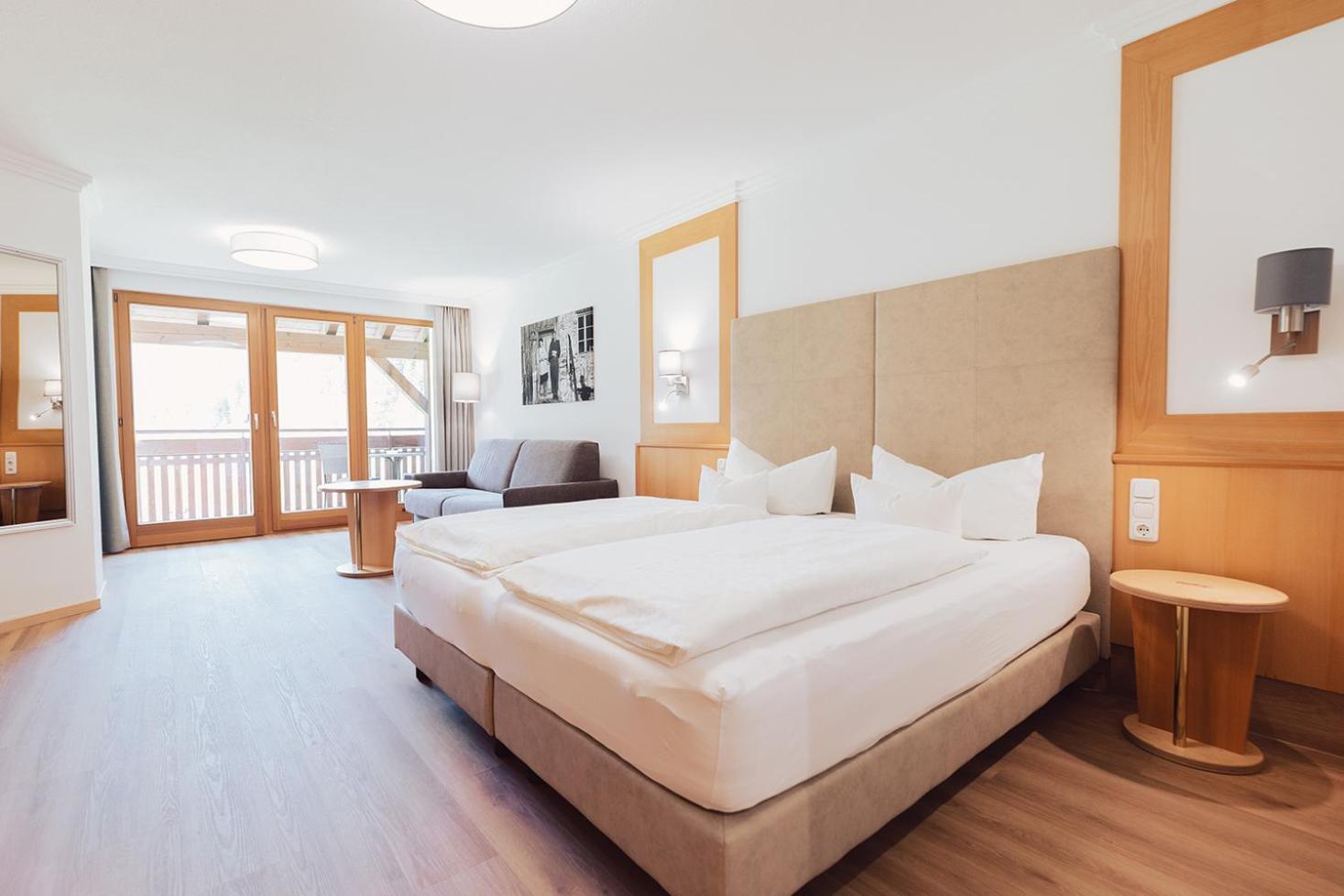 Zimmer mit Kingsize-Bett und Balkon