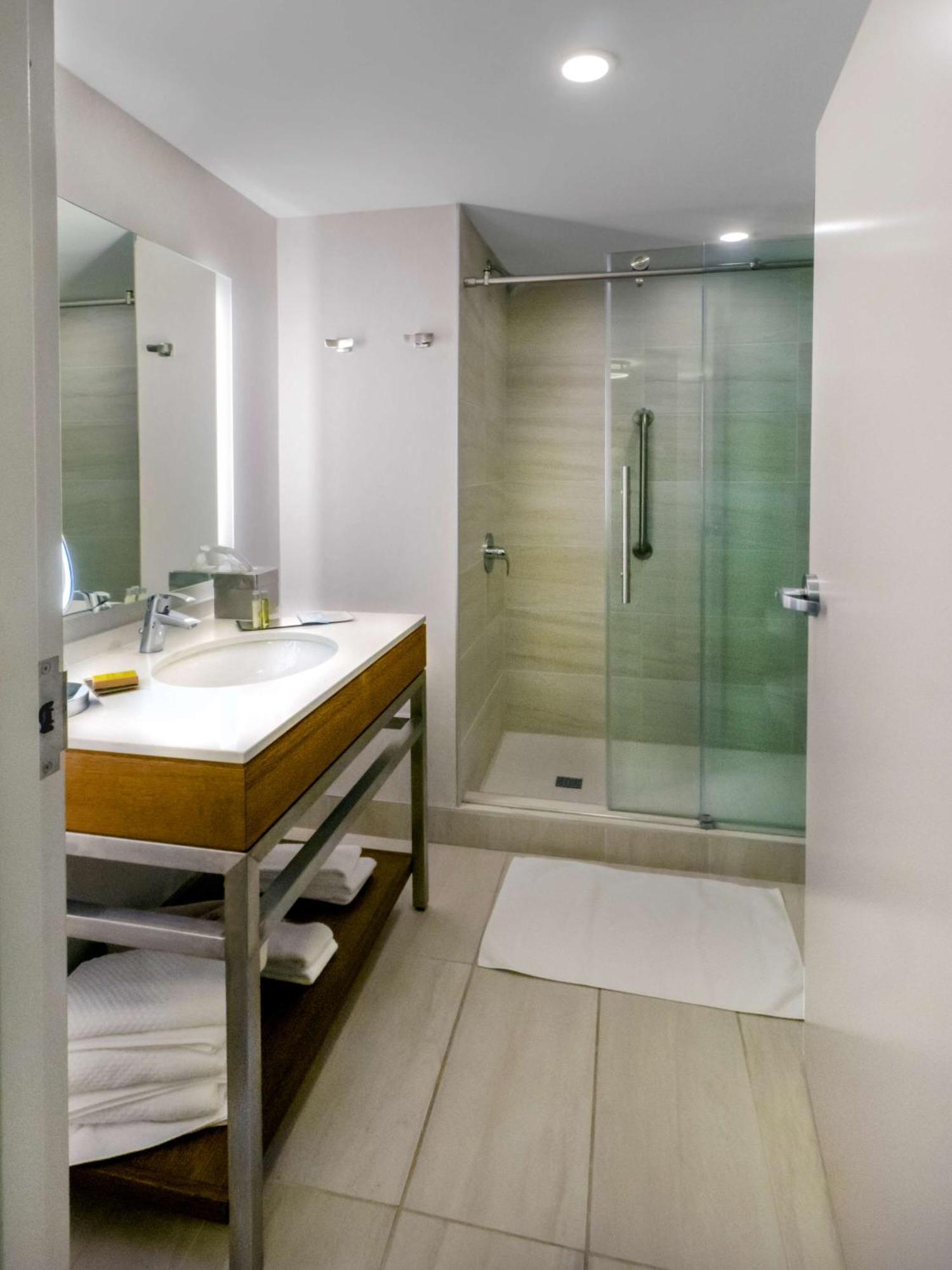 Queen Room with Two Queen Beds - Balcony and River View