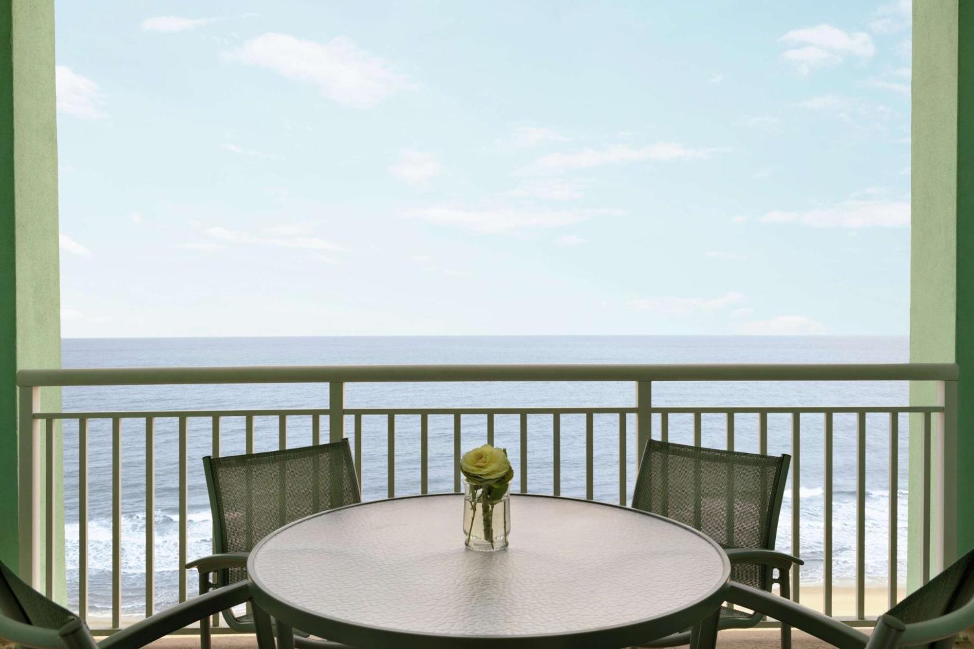 Queen Suite with Tub - Mobility Accessible - Oceanfront