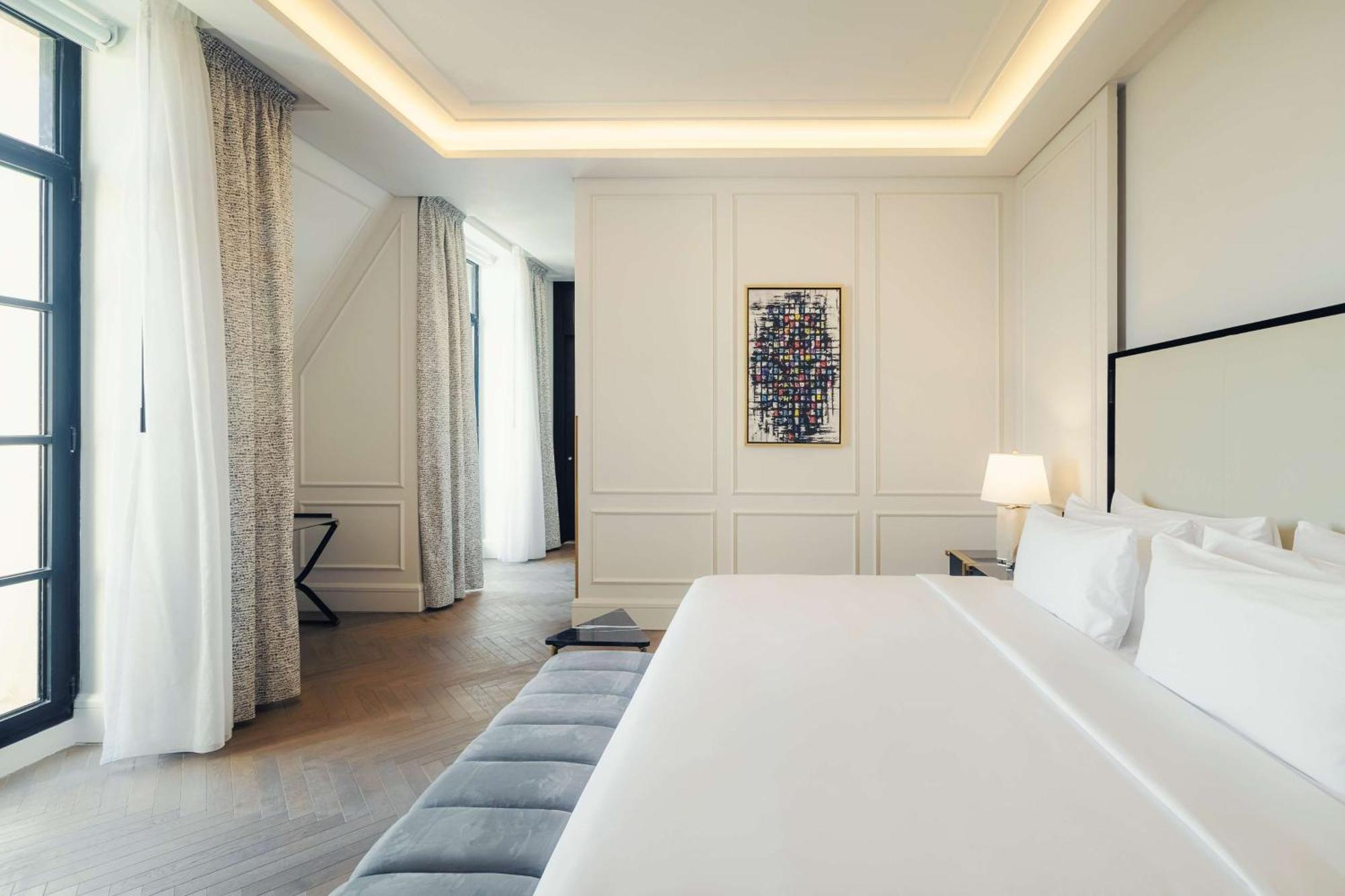 Suite with Lounge Access