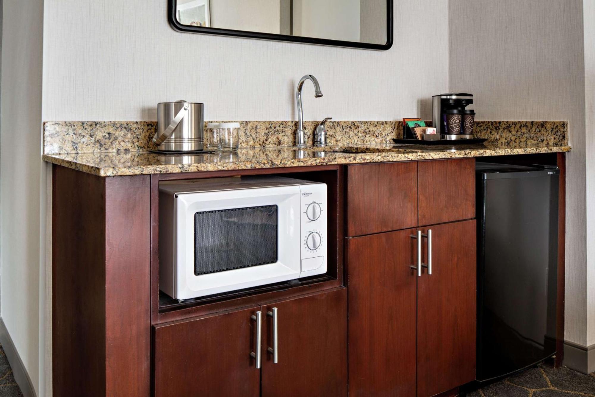 Corner King Suite Kitchenette