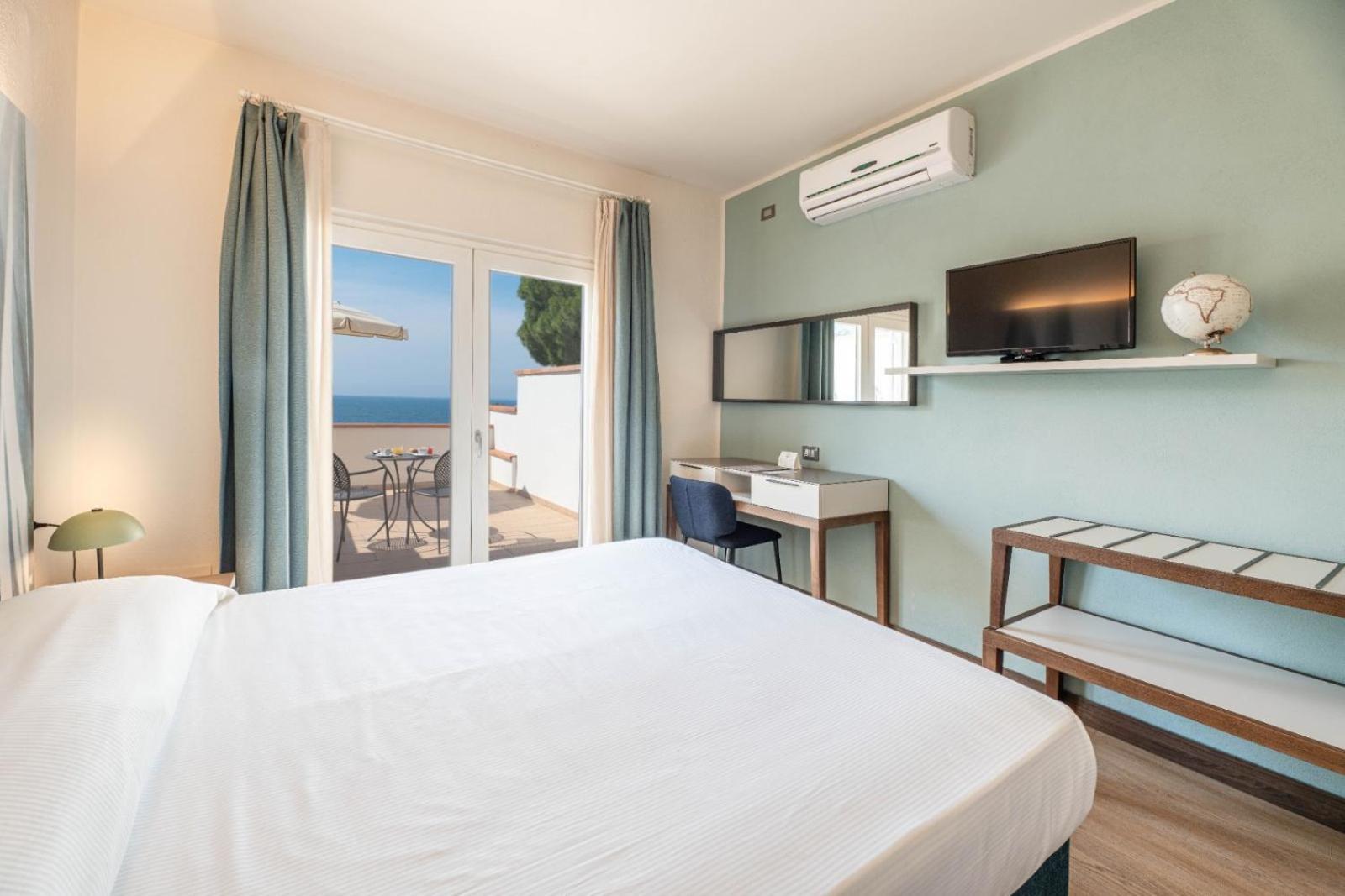 Double or Twin Room with Sea View