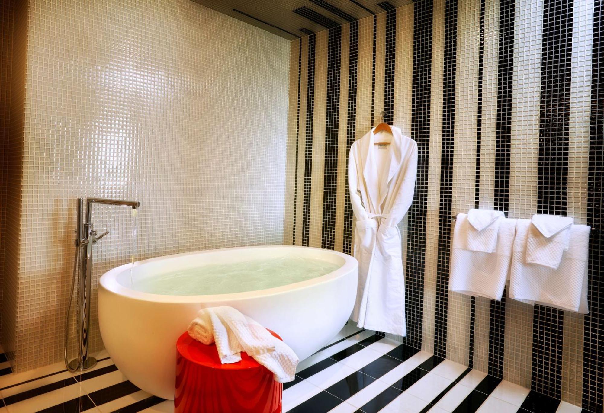 Deluxe King Suite