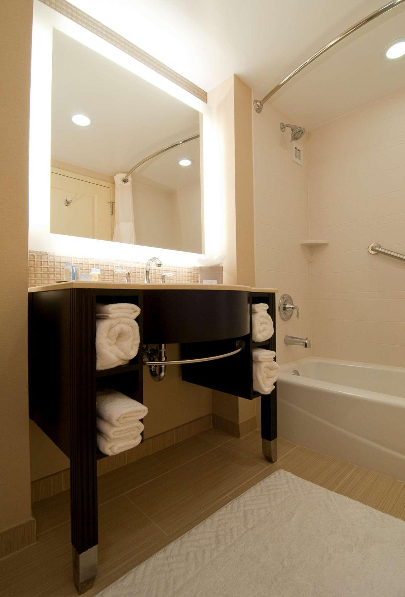 King Room with Accessible Tub - Mobility and Hearing Access/Non-Smoking