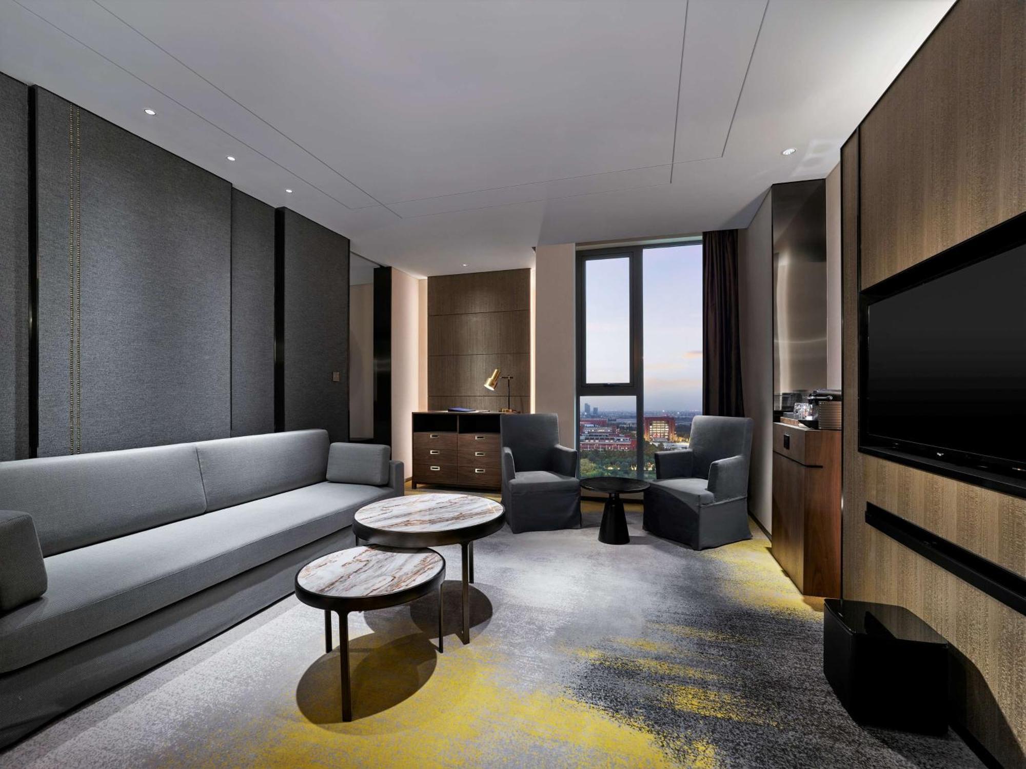 Deluxe King Suite