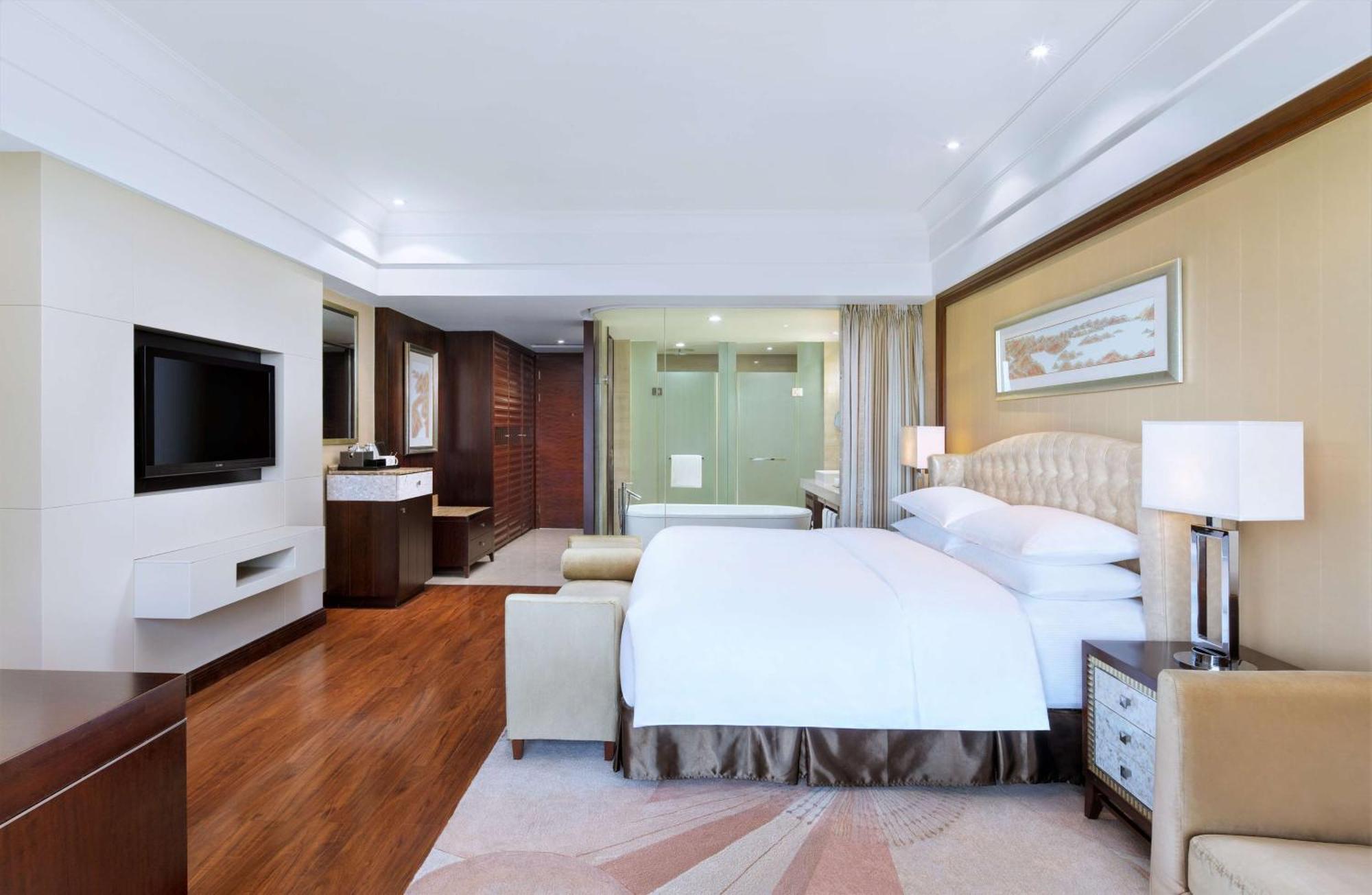 Grand King Room with Lake View