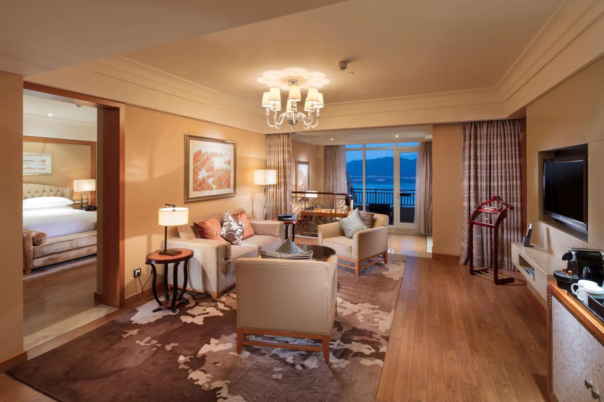 Deluxe Suite with Lake View