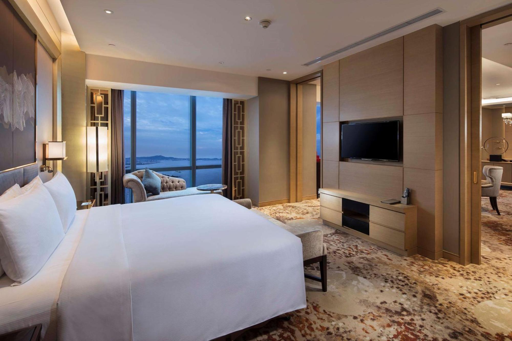 One-Bedroom Deluxe King Suite