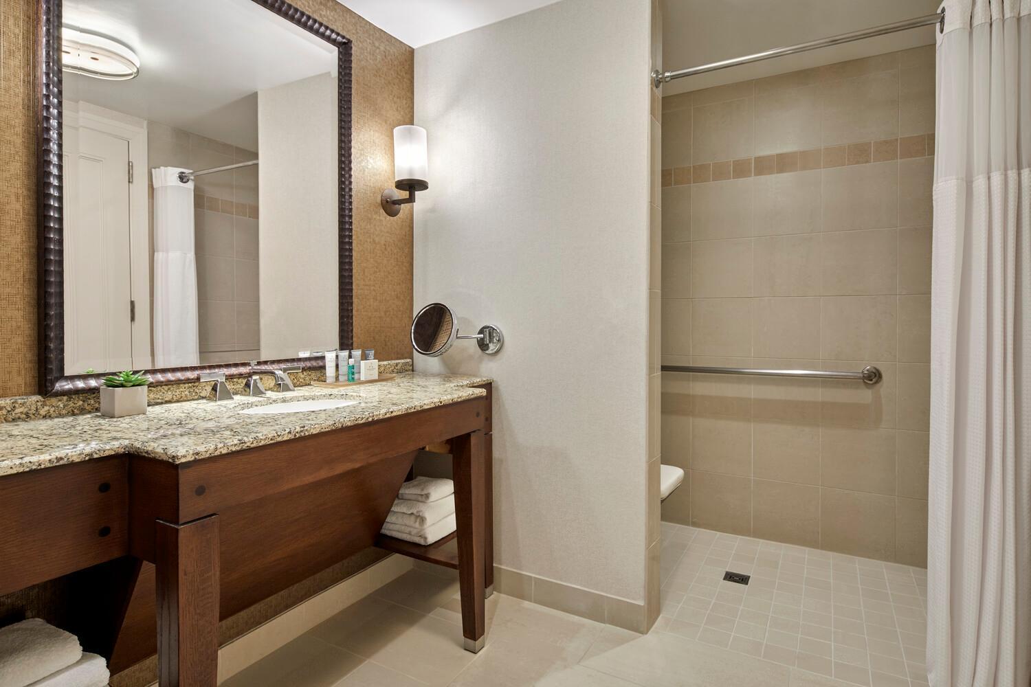 Habitación adaptada para personas con discapacidad auditiva/movilidad reducida, con ducha accesible en silla de ruedas y balcón - 1 cama extragrande