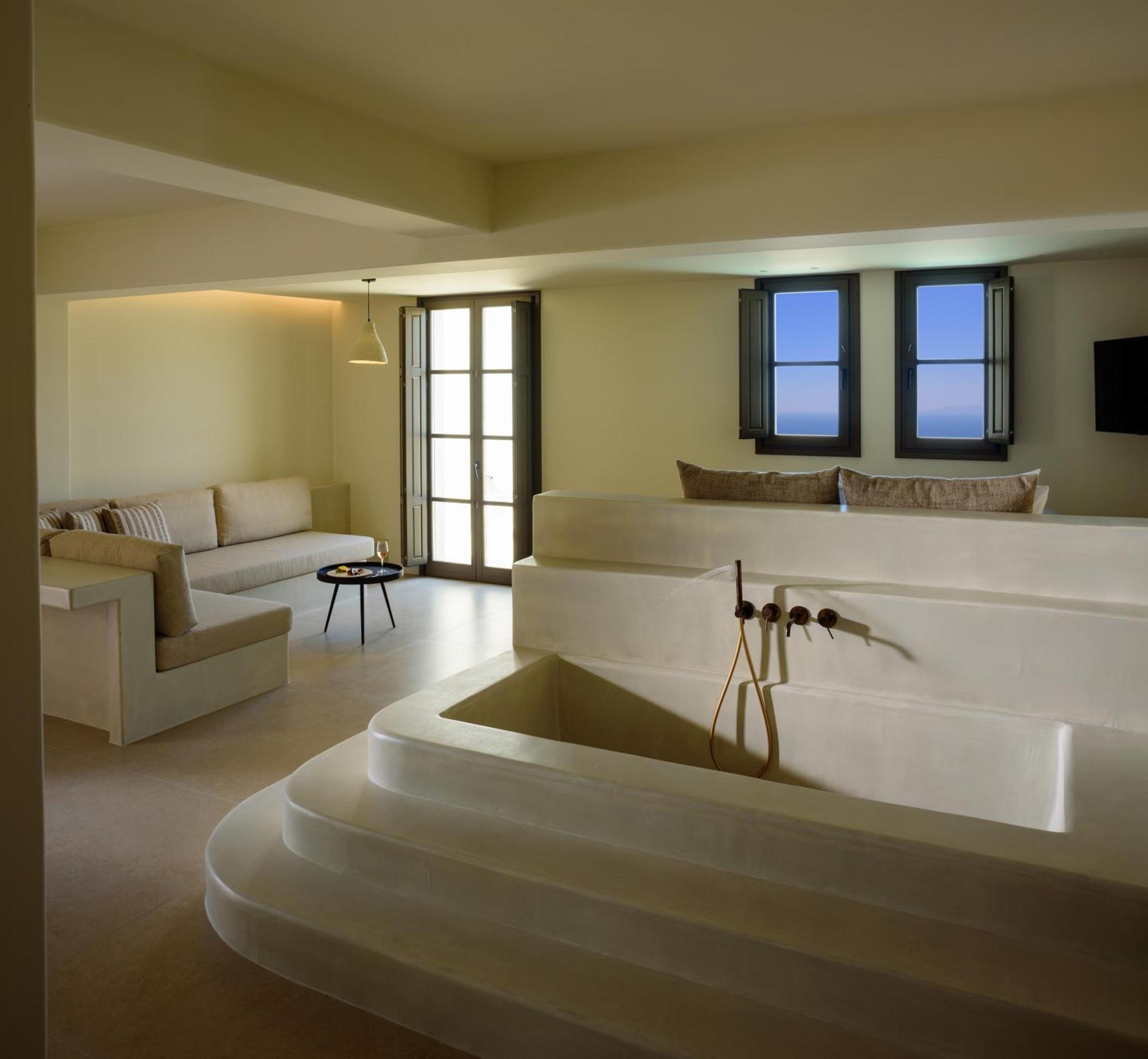 Senior Suite with Heated Pool and Sea View