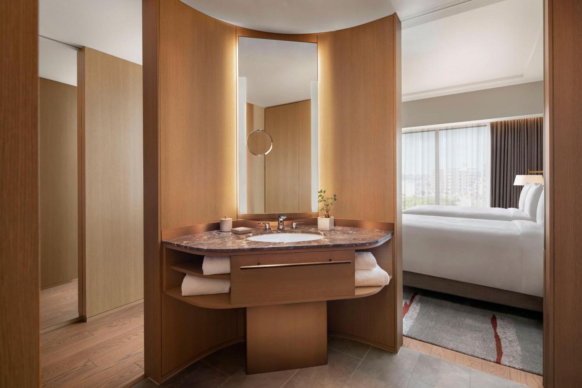 Deluxe Twin Guest Room Guest room 2 Double City view