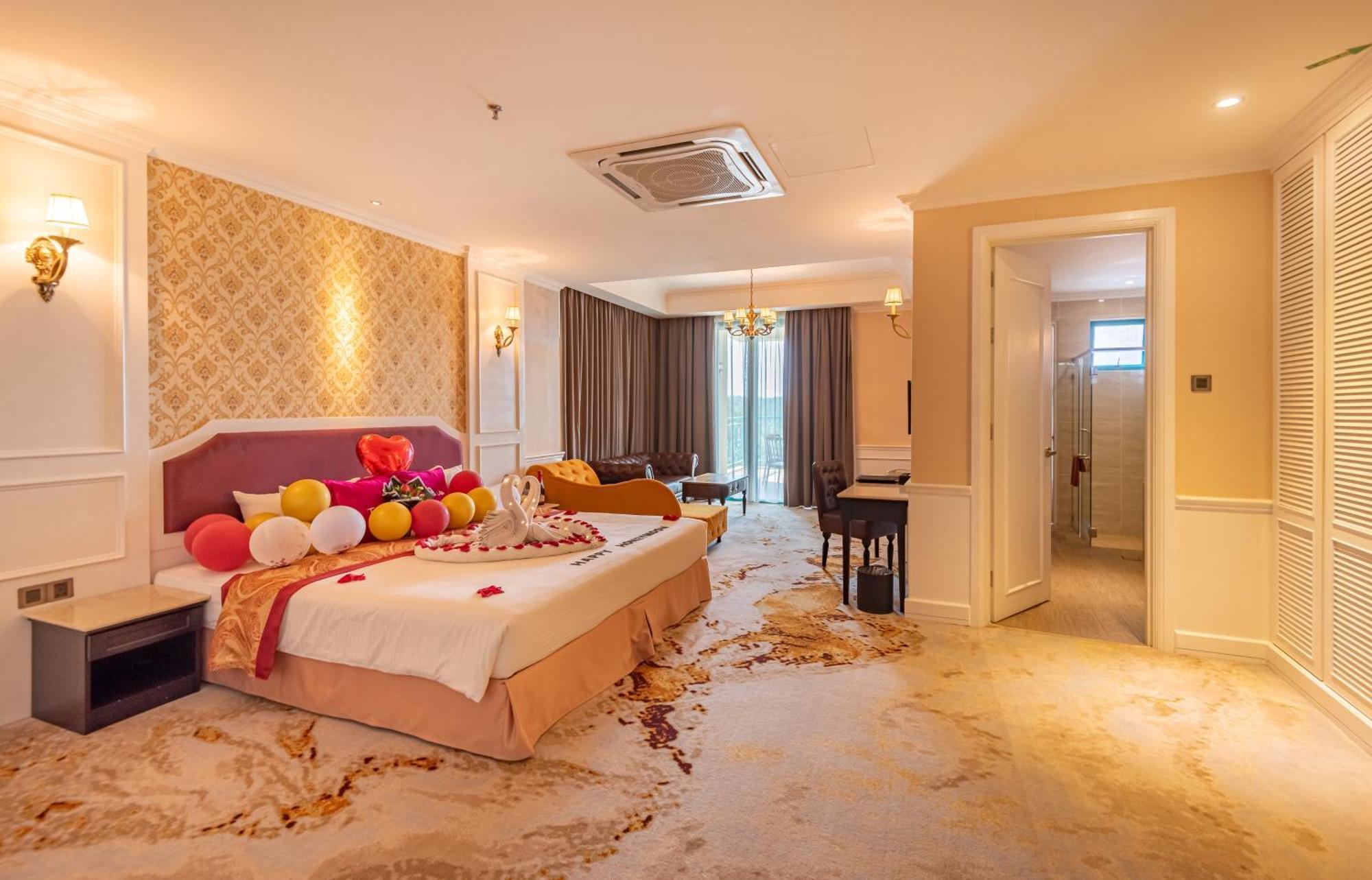 Deluxe King with Jacuzzi