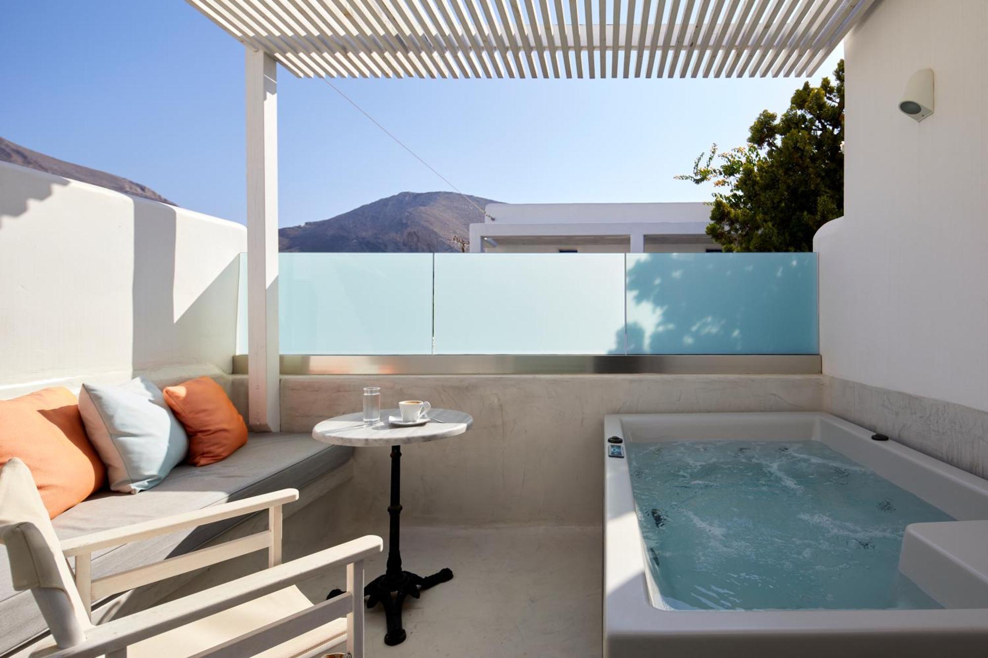 Deluxe Room Outdoor Hot Tub,1556322844:JPEG