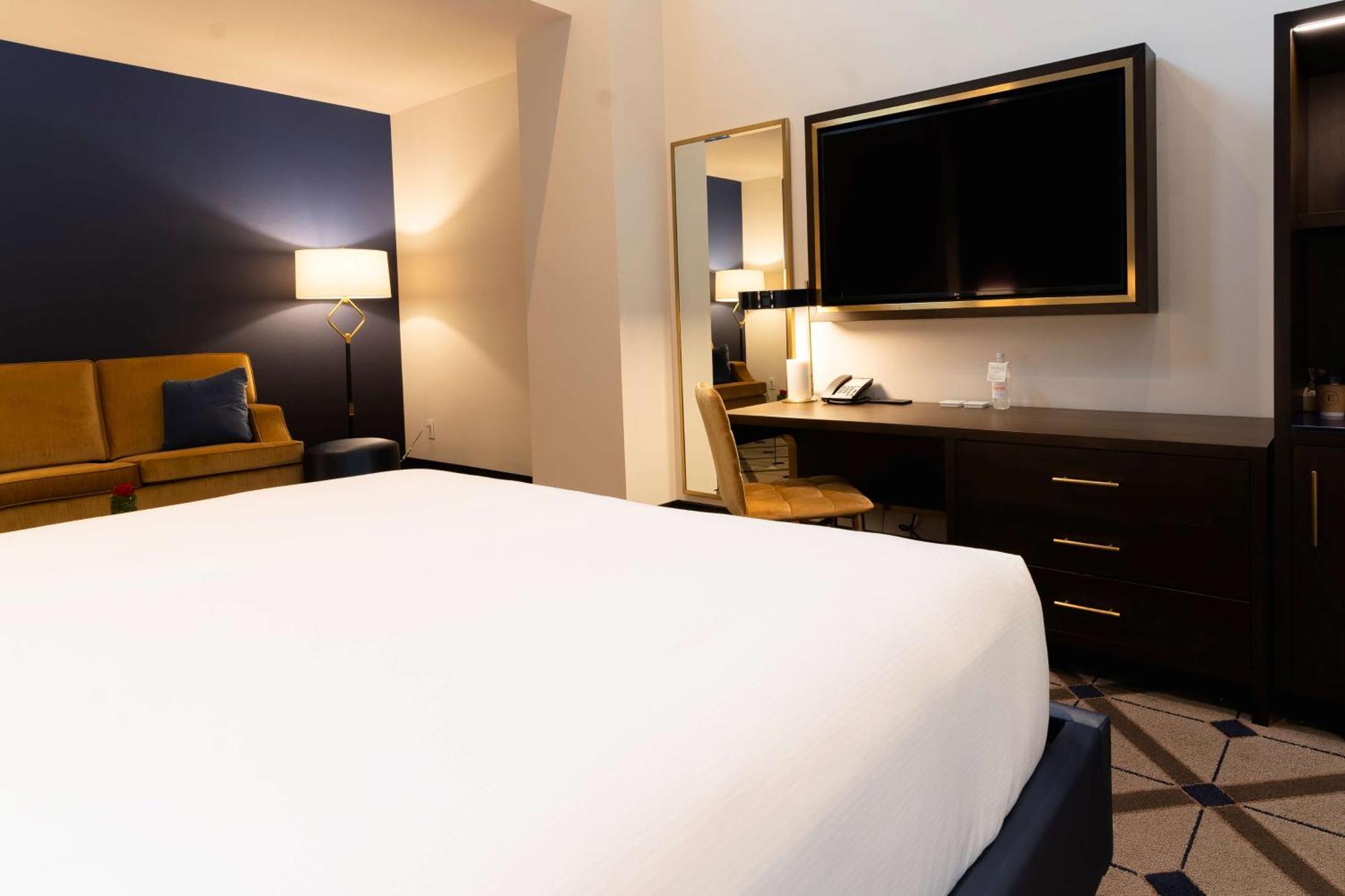 Corner King Room with City View