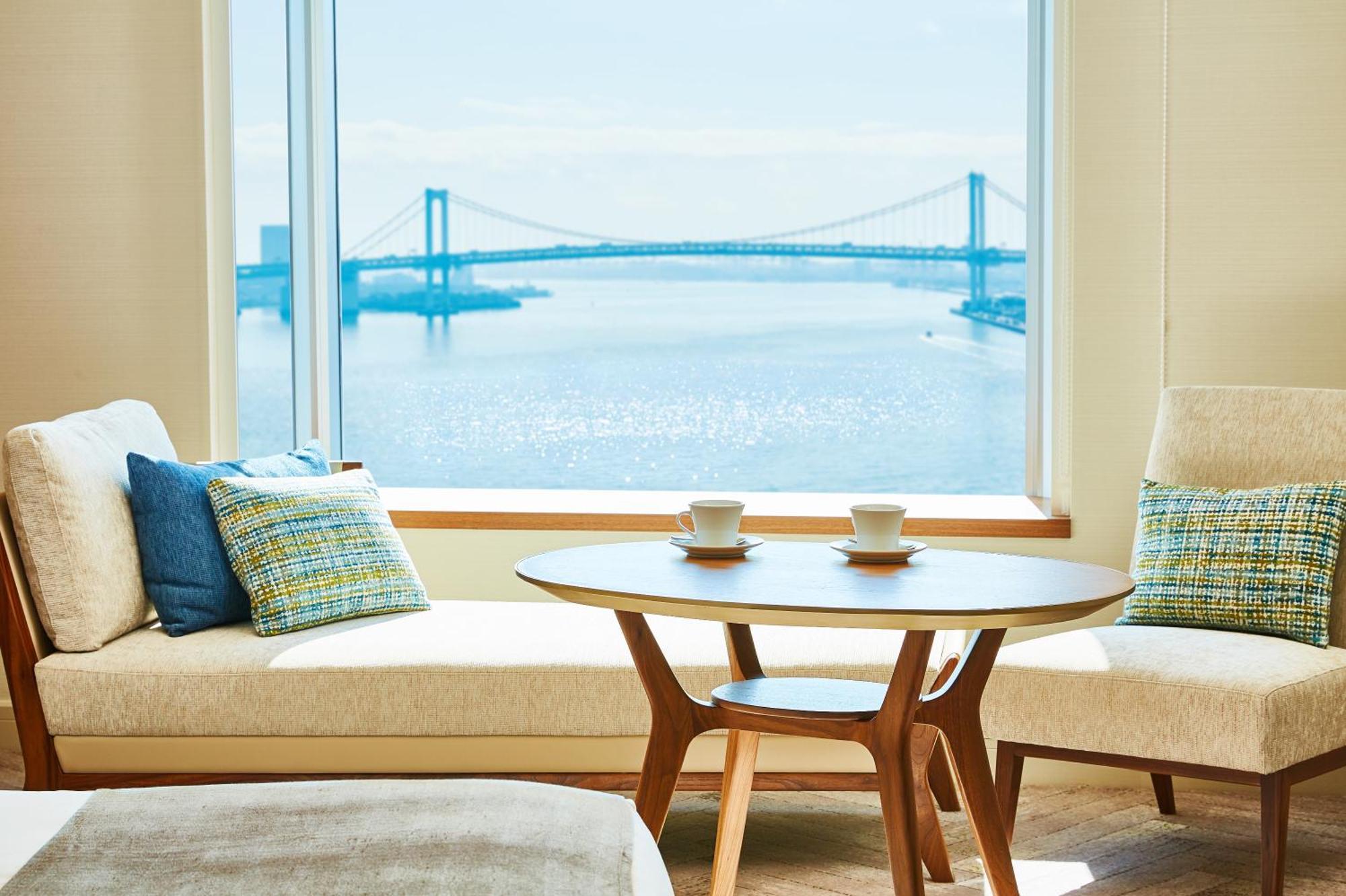 Classic Zimmer mit Kingsize-Bett und Blick auf die Bucht