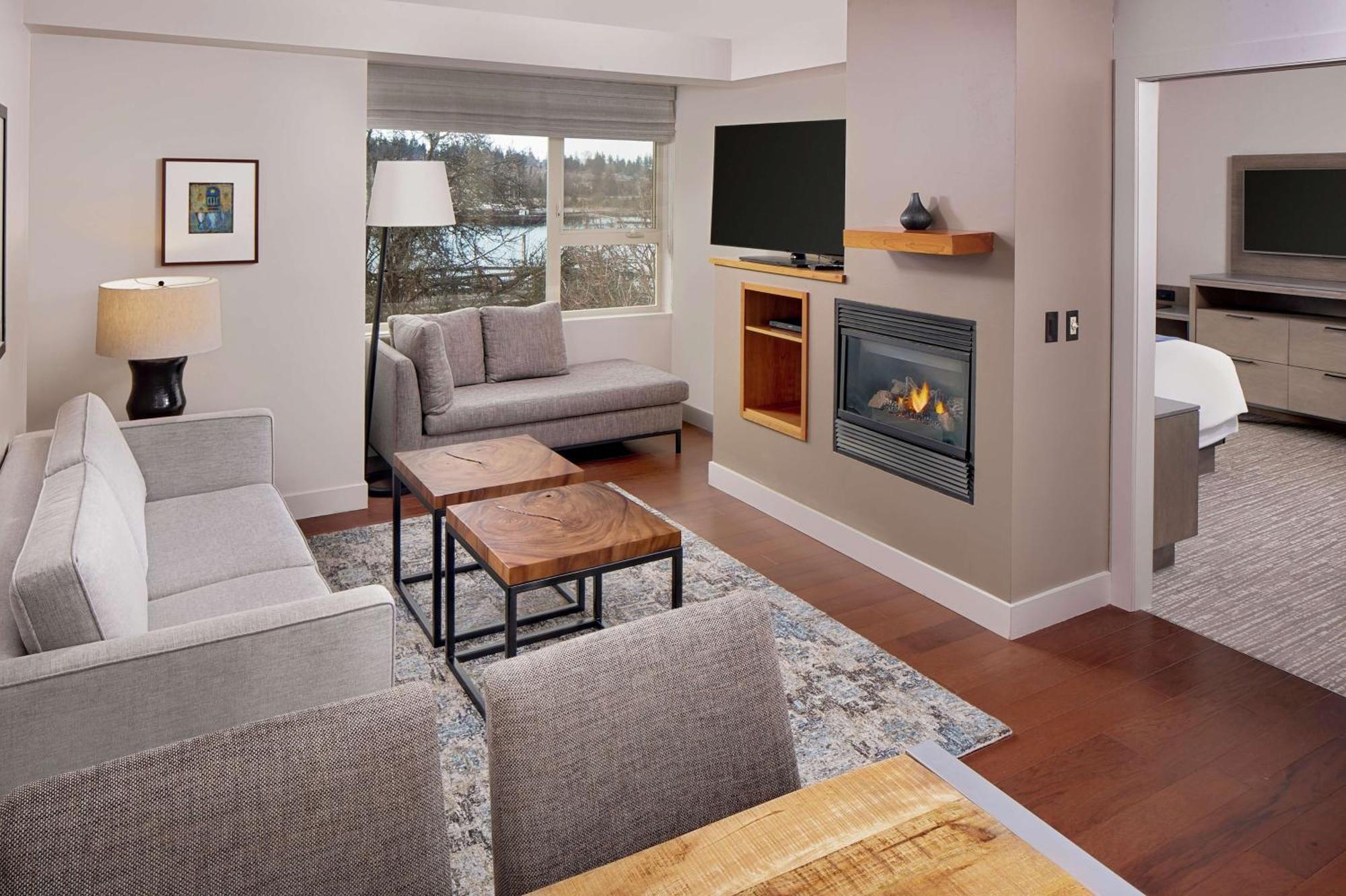One-Bedroom Corner King Suite Bay View