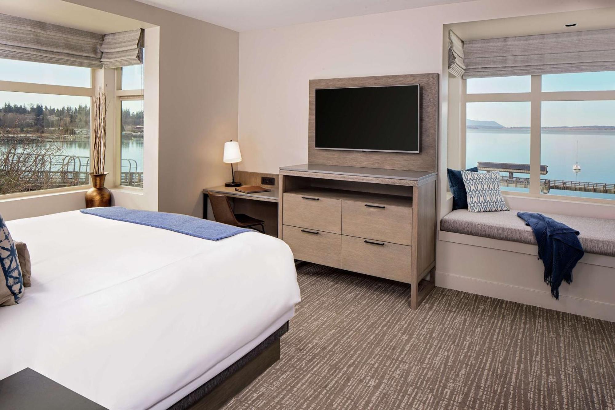 One-Bedroom Corner King Suite Bay View