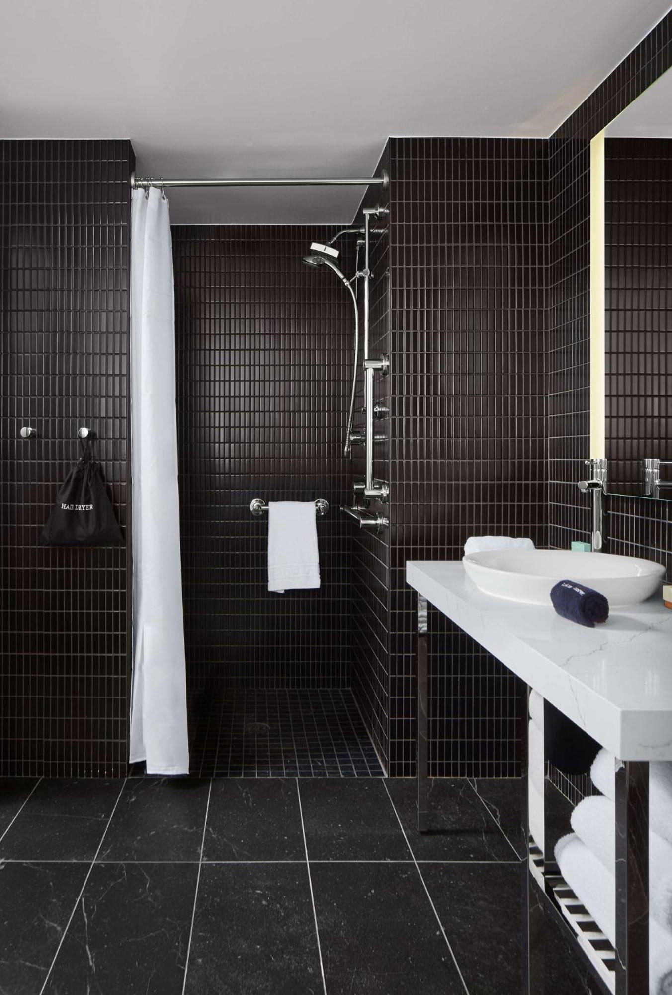 Queen Room Two Queen Beds Transfer Shower Mobility Access