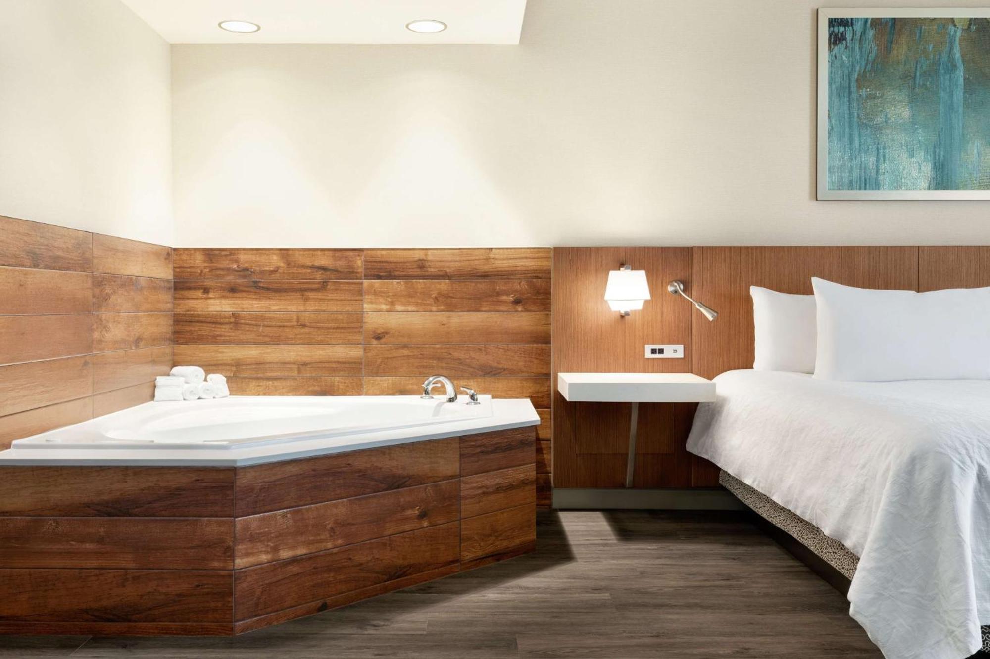 One-Bedroom King Suite Spa Tub