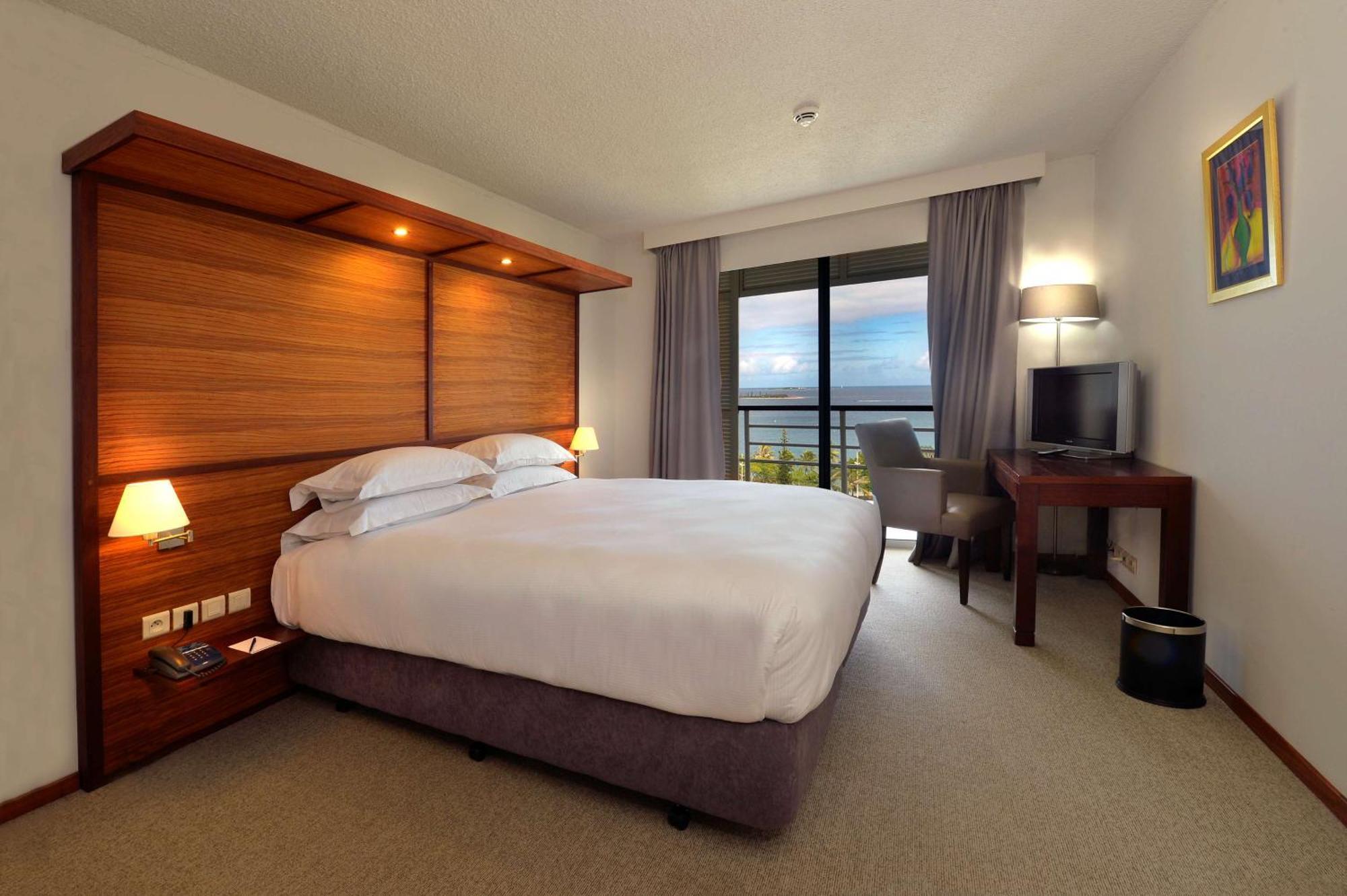 One-Bedroom King Apartment with Garden View