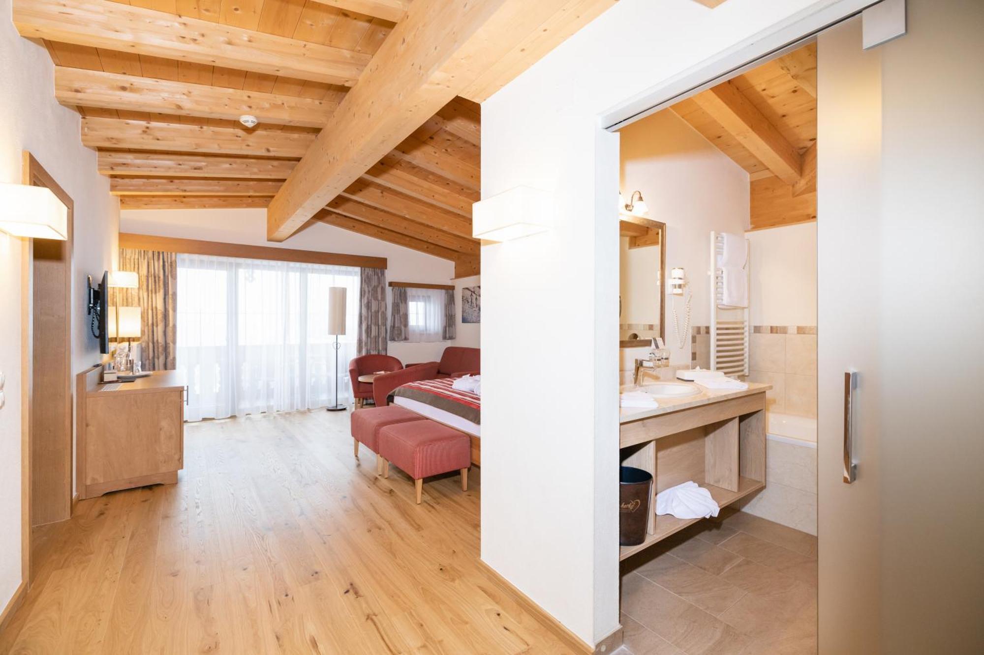 Superior Suite with Balcony "LÄSSIG_DAHUAM"